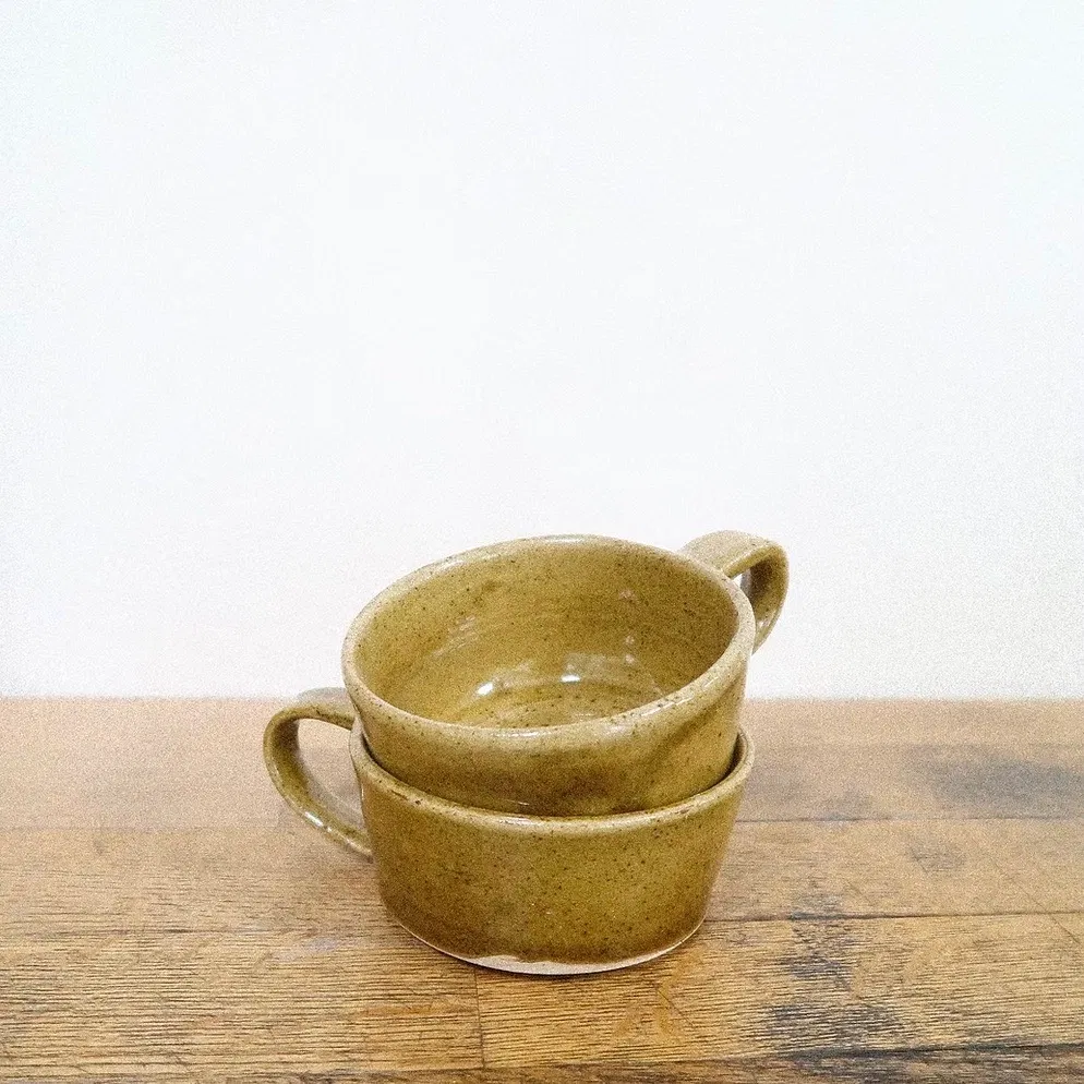 Simple et chaleureuse cette tasse avec anse caramel est pensée pour les petits rituels du quotidien. Parfaite pour savourer un café, une infusion, ou simplement un moment à soi.
Son émail Caramel satiné offre une teinte chaude et gourmande, entre le miel et la terre, avec une douceur au toucher qui réconforte.
Réalisée à la main dans mon atelier à Paris. Chaque pièce est unique : les formes, les nuances et les textures peuvent varier légèrement d’un exemplaire à l’autre.
DIMENSIONS : Ø 9,5cm, H 4,5cm environ