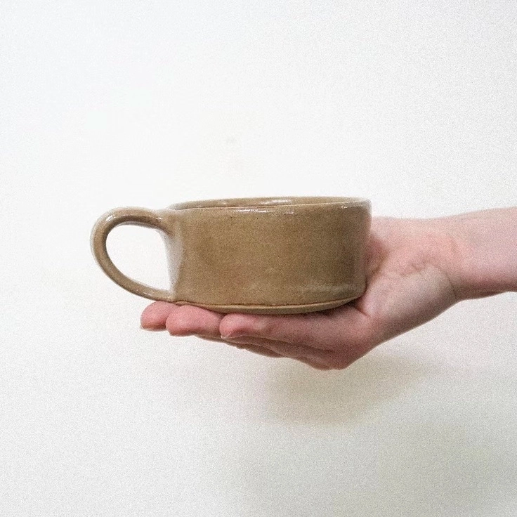 Simple et chaleureuse cette tasse avec anse caramel est pensée pour les petits rituels du quotidien. Parfaite pour savourer un café, une infusion, ou simplement un moment à soi.
Son émail Caramel satiné offre une teinte chaude et gourmande, entre le miel et la terre, avec une douceur au toucher qui réconforte.
Réalisée à la main dans mon atelier à Paris. Chaque pièce est unique : les formes, les nuances et les textures peuvent varier légèrement d’un exemplaire à l’autre.
DIMENSIONS : Ø 9,5cm, H 4,5cm environ