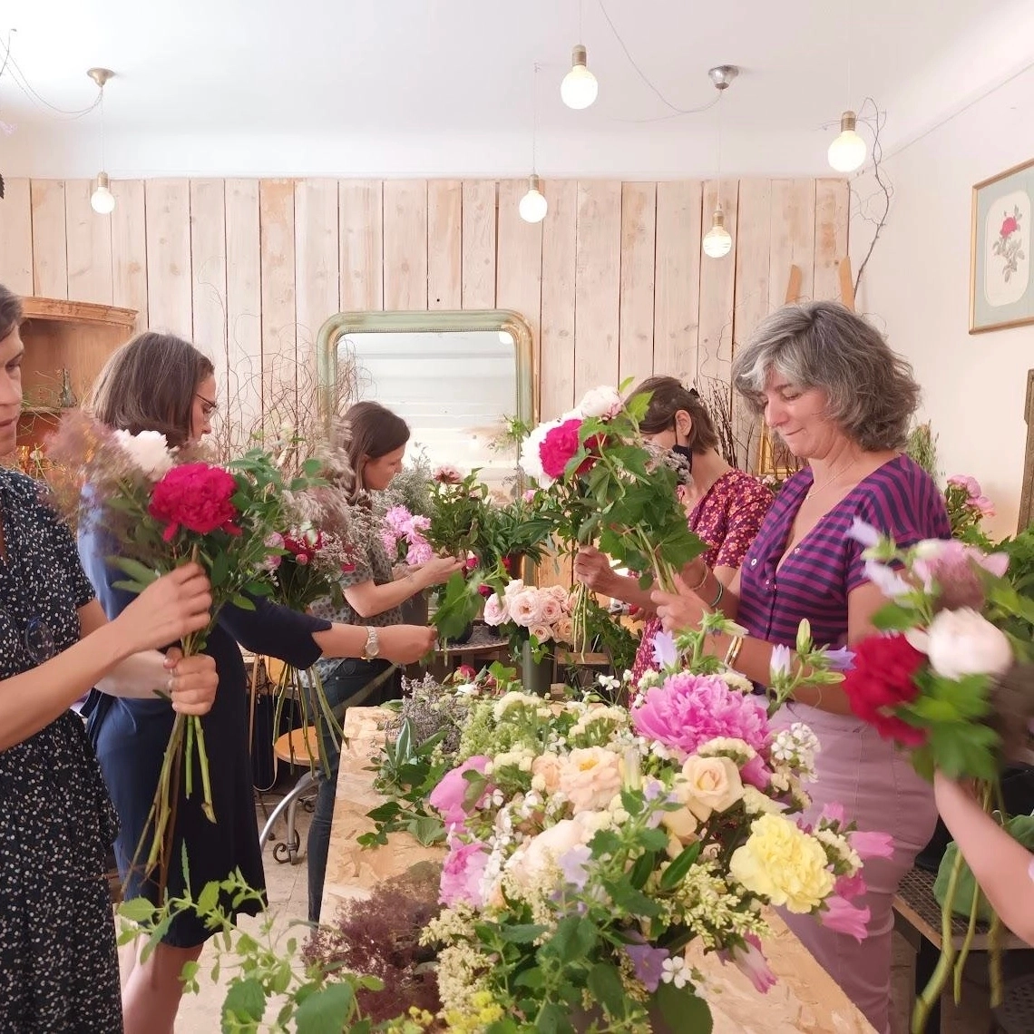 Nathalie, professeure d'histoire des arts, nous présente un grand mouvement de la peinture de fleurs, puis chacun compose son bouquet, en s'inspirant des œuvres évoquées.
La peinture hollandaise, les impressionnistes, les Modernes, la pivoine... Les thématiques varient au gré des saisons.
Le dimanche à la boutique Brindille, de 15h à 17h.