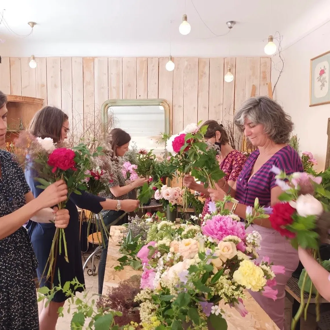 Nathalie, professeure d'histoire des arts, nous présente un grand mouvement de la peinture de fleurs, puis chacun compose son bouquet, en s'inspirant des œuvres évoquées.
La peinture hollandaise, les impressionnistes, les Modernes, la pivoine... Les thématiques varient au gré des saisons.
Le dimanche à la boutique Brindille, de 15h à 17h.