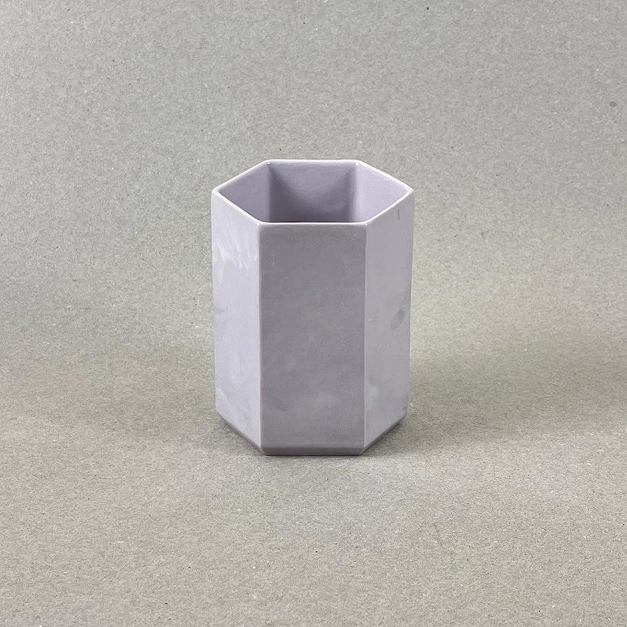 Porcelaine teintée dans la masse. Pièces à colorations variables. 8 x 12 x 8 cm. « Histoires d'eau » est un ensemble design de porcelaine contemporaine créé pour la salle de bain. Il comprend un porte-savon et un pot à brosse-à-dent. Ces délicates pièces de porcelaine allient des formes géométriques simples et des motifs organiques qui laissent rêveurs et font de chaque objet un tirage unique. Les objets de cette collection sont obtenus par coulage, un à un, à la main. L'aspect marbré qui se dessine délicatement à la surface provient de l'ajout d'une couleur directement dans la pâte de porcelaine au moment du coulage.