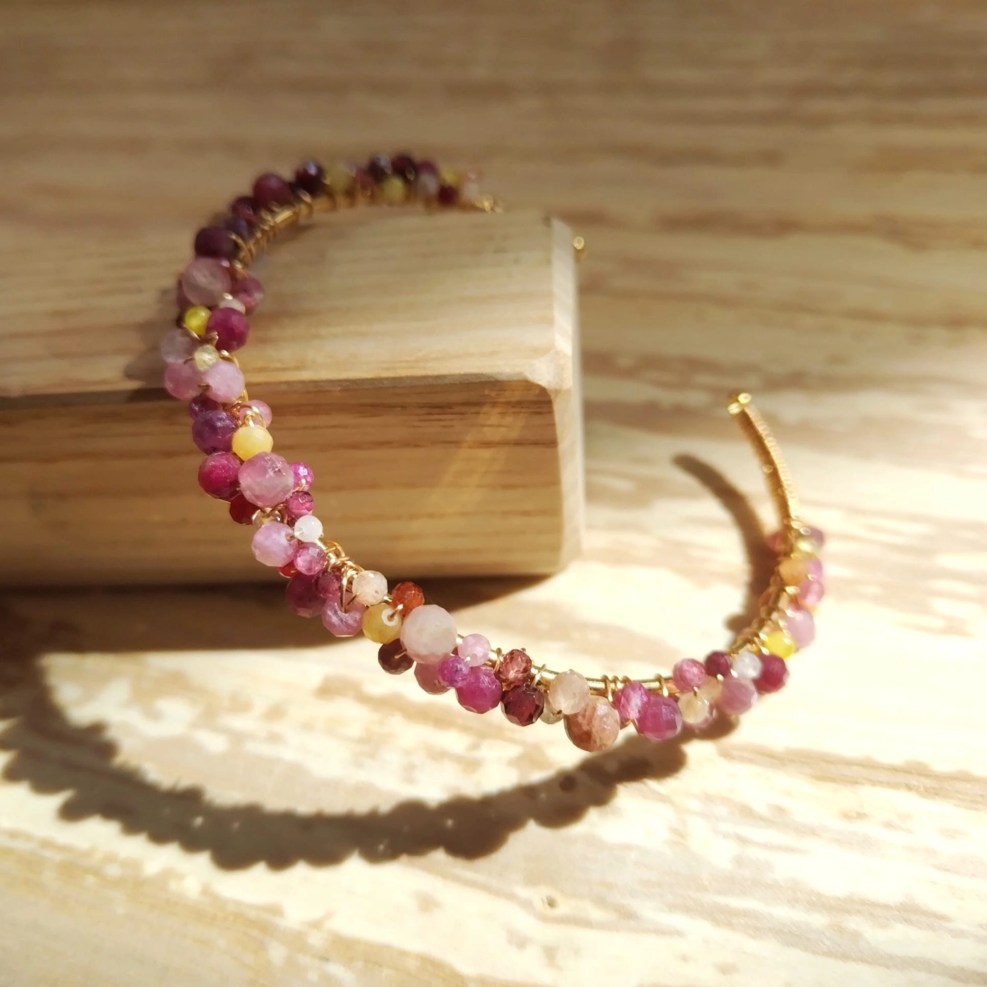 Jonc en acier inoxydable, tissage de tourmalines, rubis, agates jaunes et grenats