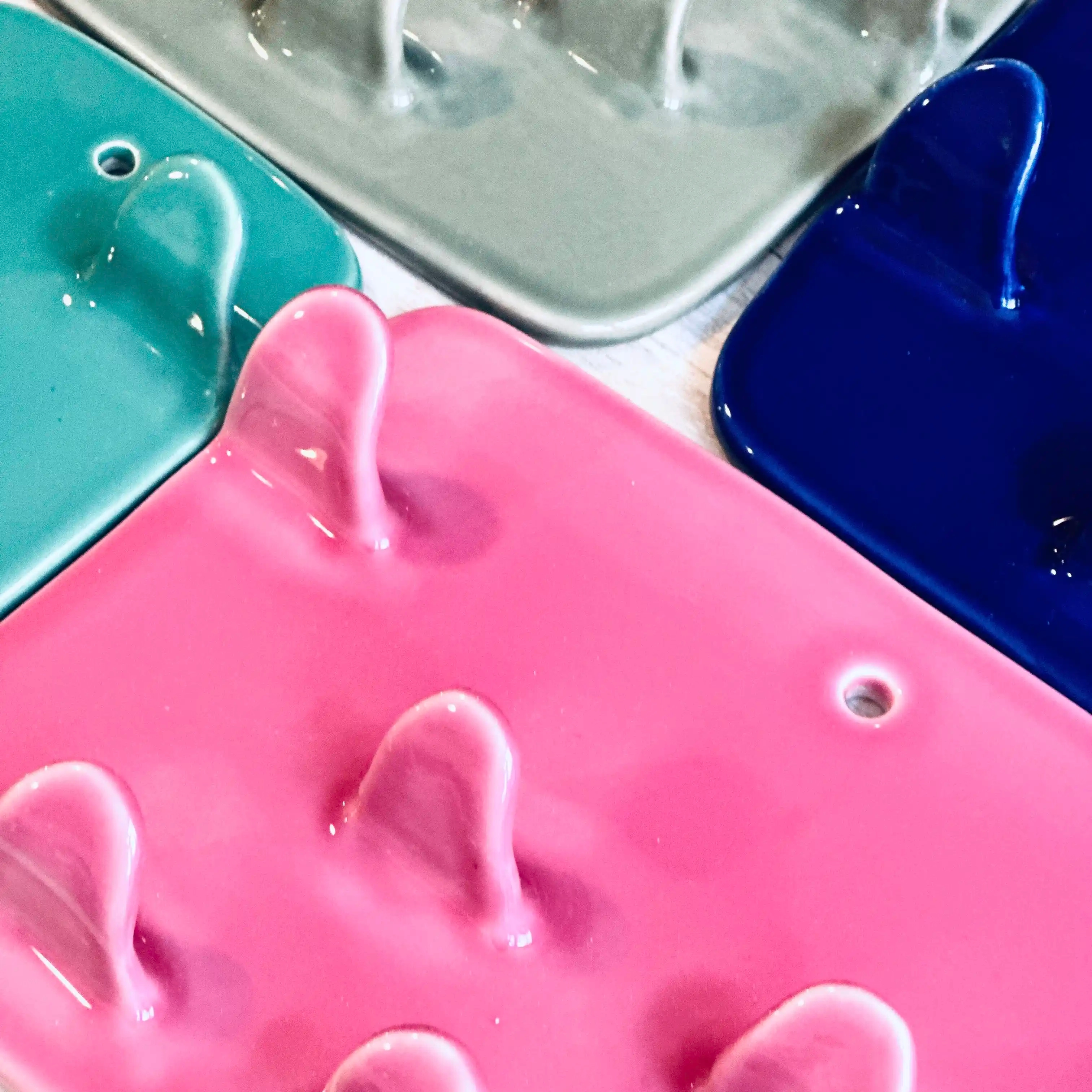 Porte-Colliers, support colliers, patères linge léger… 5 crochets à accrocher. Environ 15x13 cm. Émail brillant rose. Fait en faïence à la main à Paris. Toutes les couleurs sont disponibles sur commande. CAP - Céramique Artisanale Parisienne