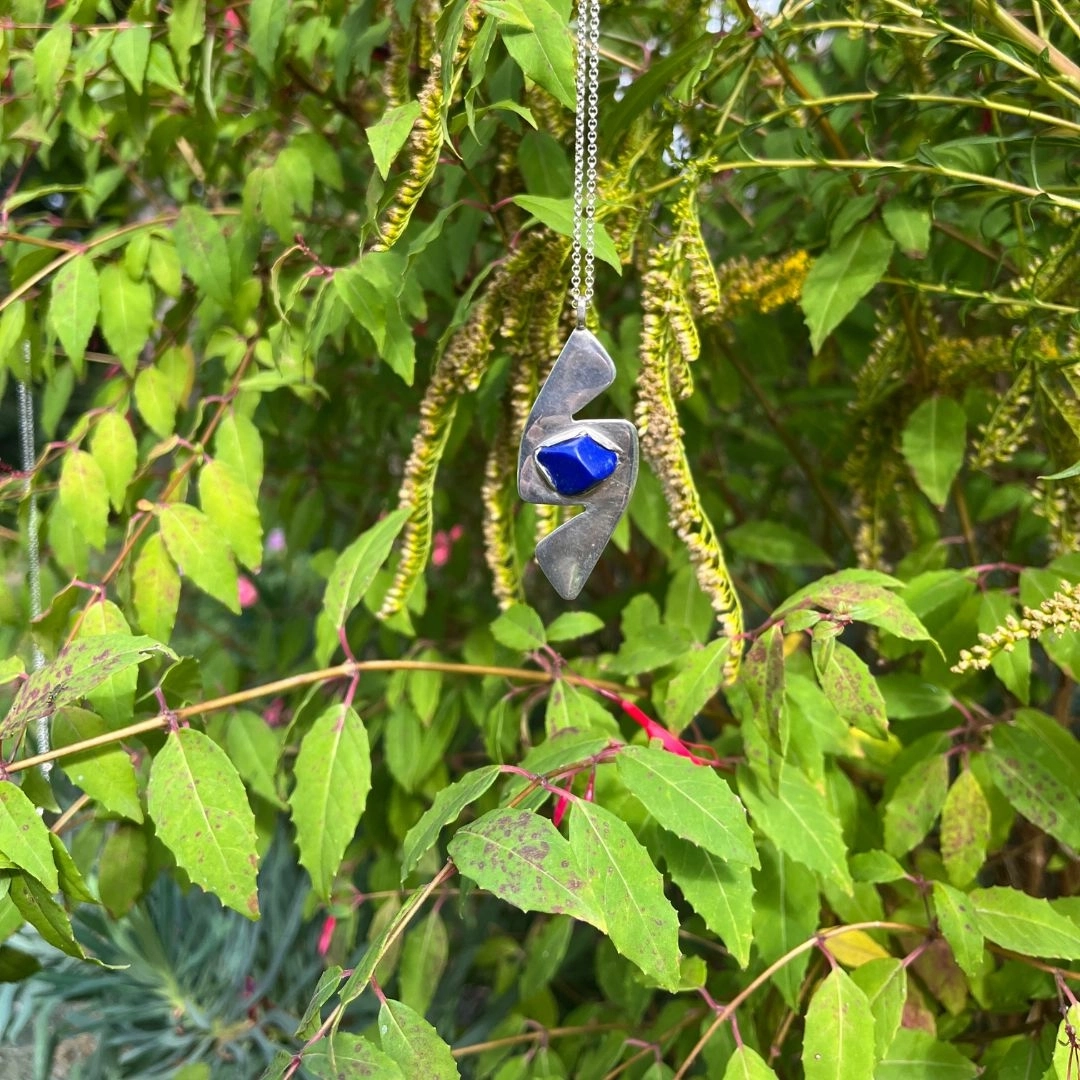 Pendentif "S". Pendentif en argent massif et lapis, pièce unique