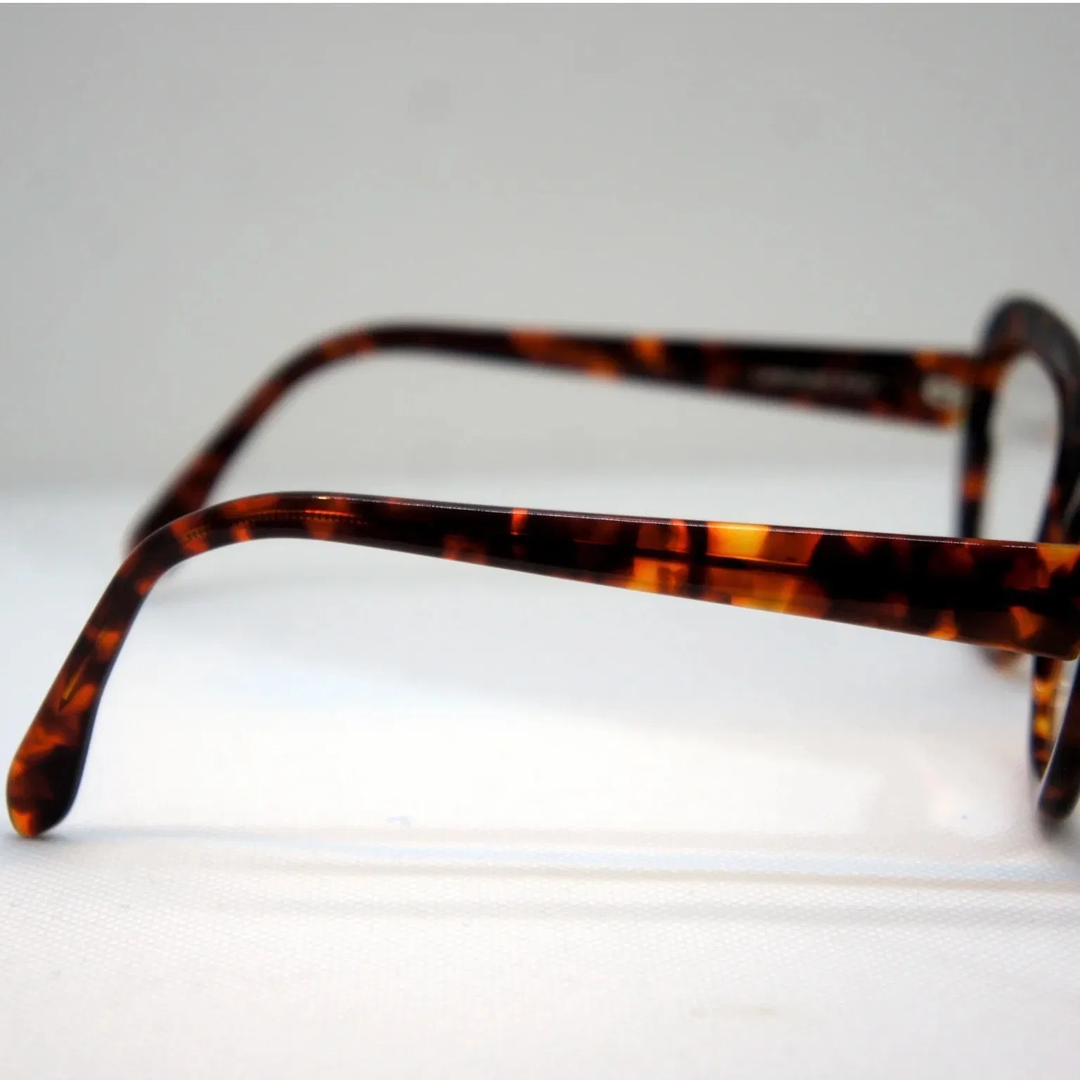 Monture optique et solaire pour femme. Inspiration des années 1950. Modèle racé, alliant douceur et fantaisie pour grands visages. Collection artisanale. Fabrication française à la main. Possibilité de réaliser le modèle avec ou sans rivet et dans toutes les couleurs de la collection.