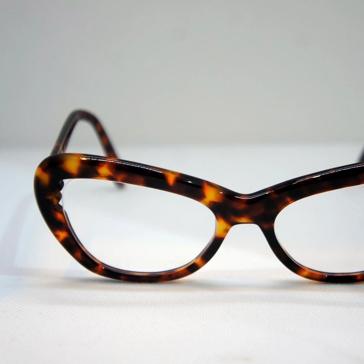 Monture optique et solaire pour femme. Inspiration des années 1950. Modèle racé, alliant douceur et fantaisie pour grands visages. Collection artisanale. Fabrication française à la main. Possibilité de réaliser le modèle avec ou sans rivet et dans toutes les couleurs de la collection.