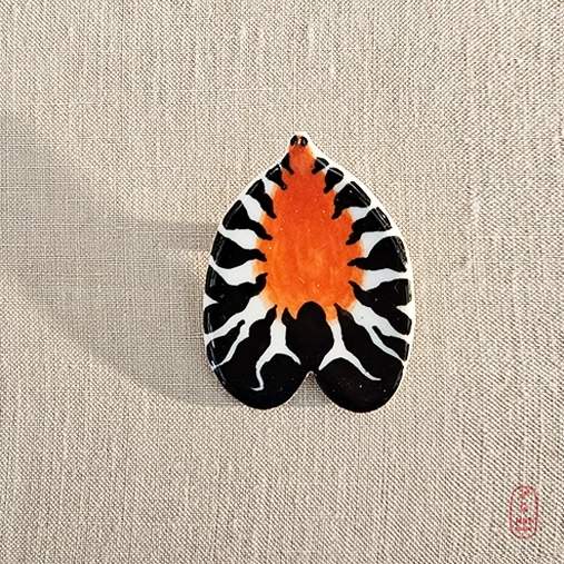 Broche papillon en porcelaine.jpg