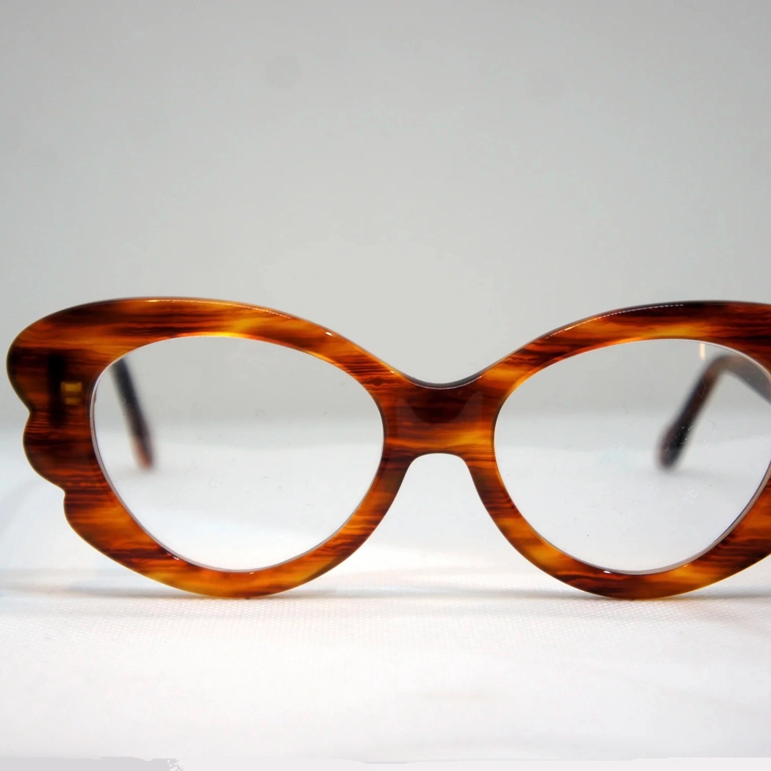 Monture optique et solaire pour femme.
Radieuse et dynamique, avec ses douces ailes déployées, crée en 2020.
Collection artisanale. Fabrication française à la main.