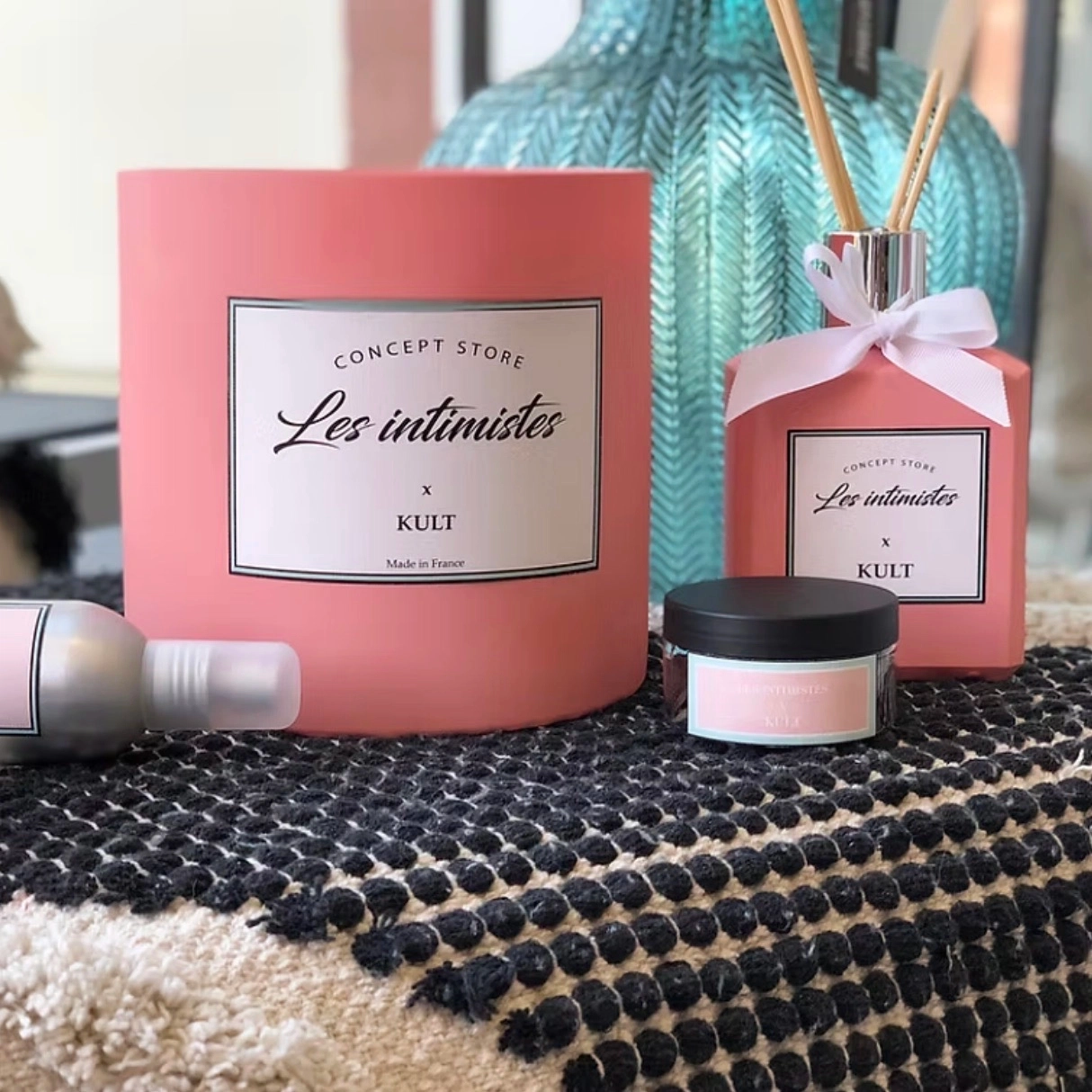 Vous disposez d'un concept-store, boutique de prêt-à-porter ou même encore un restaurant ou un hôtel.
Faites personnaliser vos bougies selon vos envies.