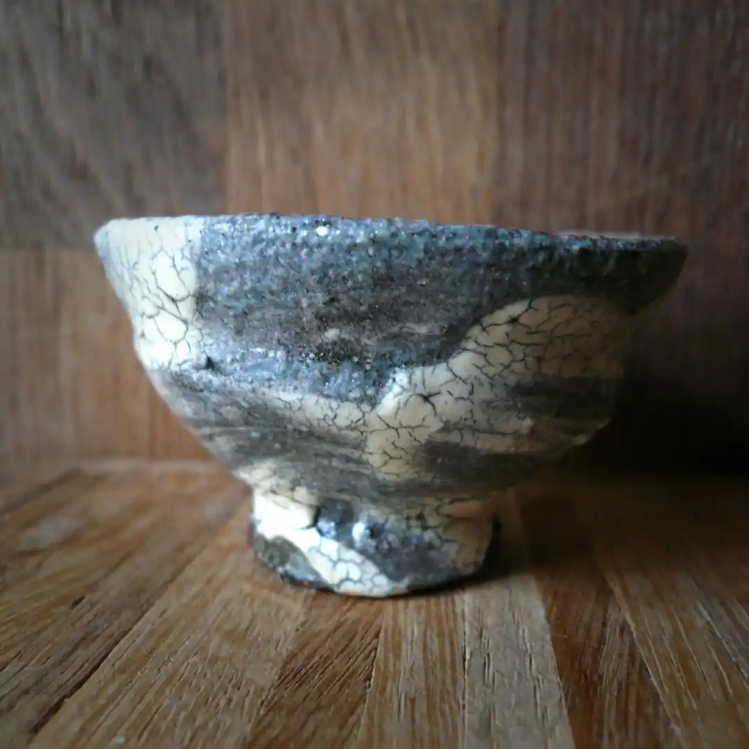 Tasse à saké tourné en grès rouge sablonneux récolté, émail cendre et feldspath