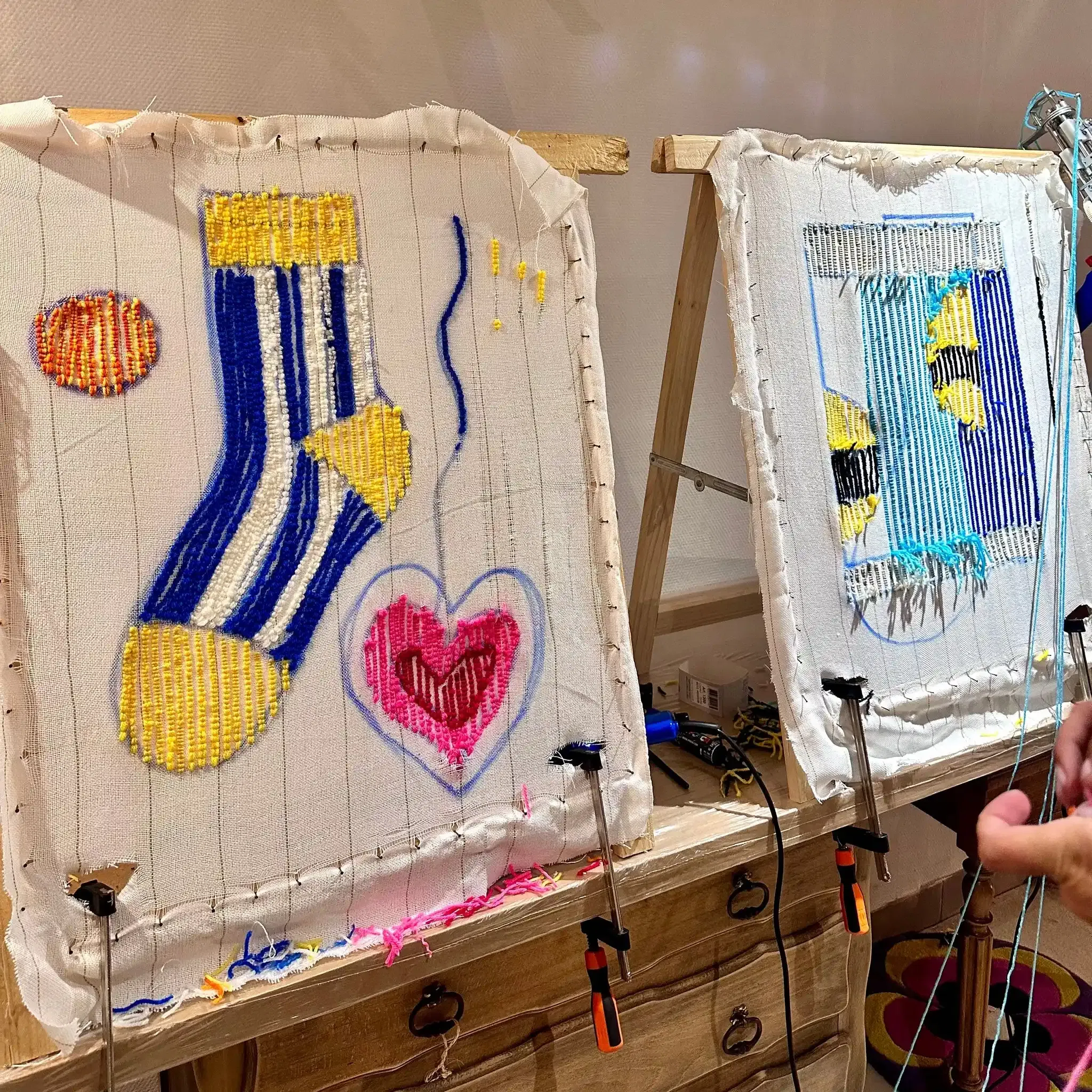 Tu as envie de venir t’initier à la technique du Tufting ? Et tu as toujours eu envie de créer TON propre tapis après avoir vue de superbes vidéos satisfaisante sur les réseaux ? Alors je t'invite à venir découvrir la pratique du tufting :)
Ce cours est fait pour toi ! :)
A noter : je peux accueillir 7 personnes en même temps dans l’atelier.