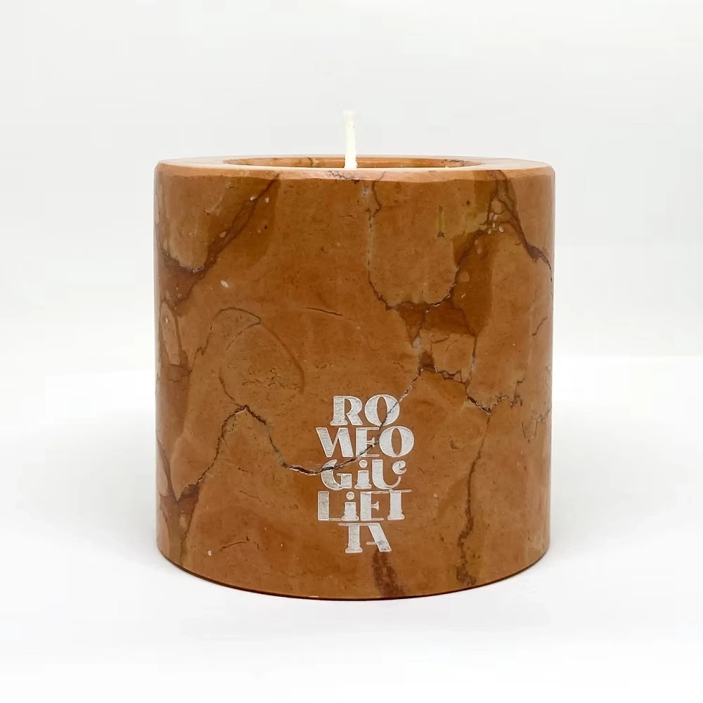 Comme les vers de Shakespeare, chaque note résonne, capturant l'instant magique où les lèvres se joignent, où le temps suspend son souffle, et où l'amour devient un parfum immortel.CHANDELLES EN Cire végétale sans OGM et boîte en marbre.
Bacio Bandito : violette, cédre, girofle, jasmain, larmes de benjoin
Fragile : jasmin, bergamote, feuilles d'oranger, mandarine, cèdre, lentisque
Io e te : labdanum, vanille, ylang ylang
Il canto dell'usignolo : jasmin, citron, cassis, mousse d'arbre, rameaux d'oranger, pamplemousse et une touche de menthe
Cripta : encens, cèdre, elemi