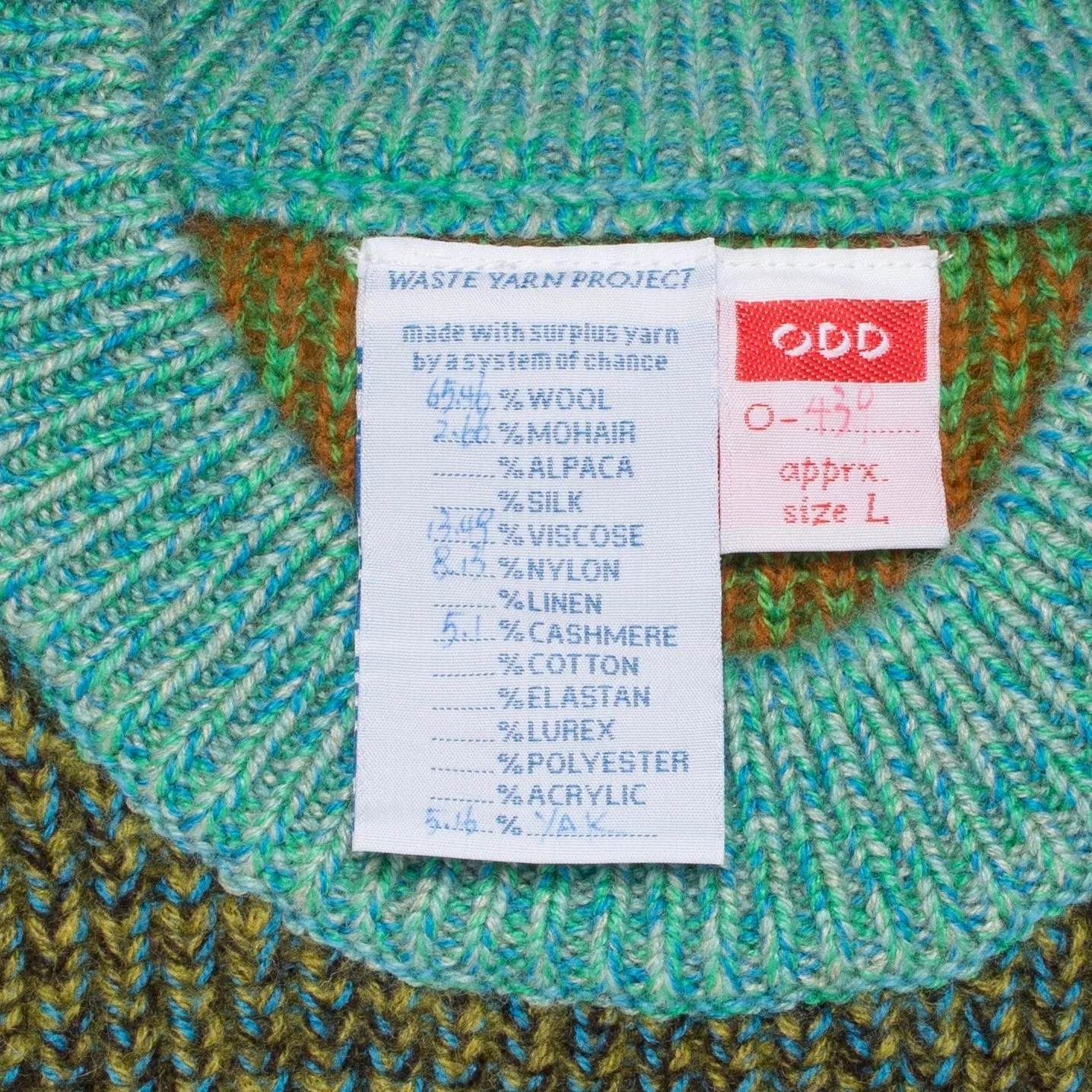 Pull tricoté taille L. ODD est notre pull ras-du-cou classique, parfaitement imparfait.
Sa coupe droite et décontractée est complétée par des épaules tombantes.
Le modèle est défini, mais les couleurs et le fil sont choisis par la roue de la fortune WYP.
Ainsi, chaque pièce est vraiment unique au monde !