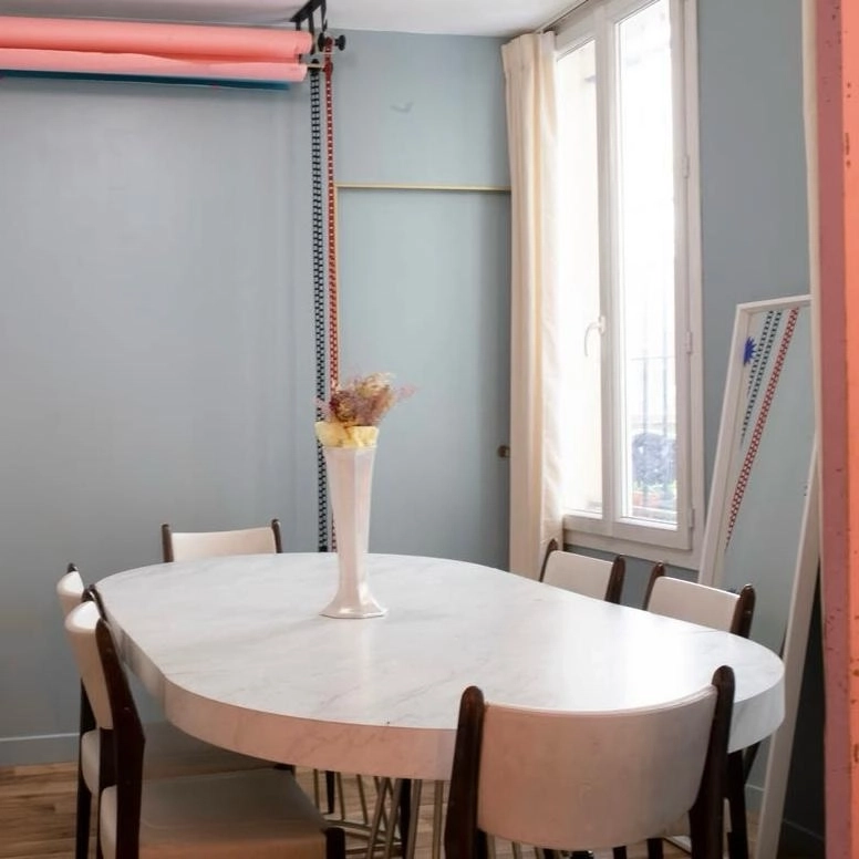 Studio photo entièrement équipé de matériel pro et d’un appareil photo, idéal pour les packshots.