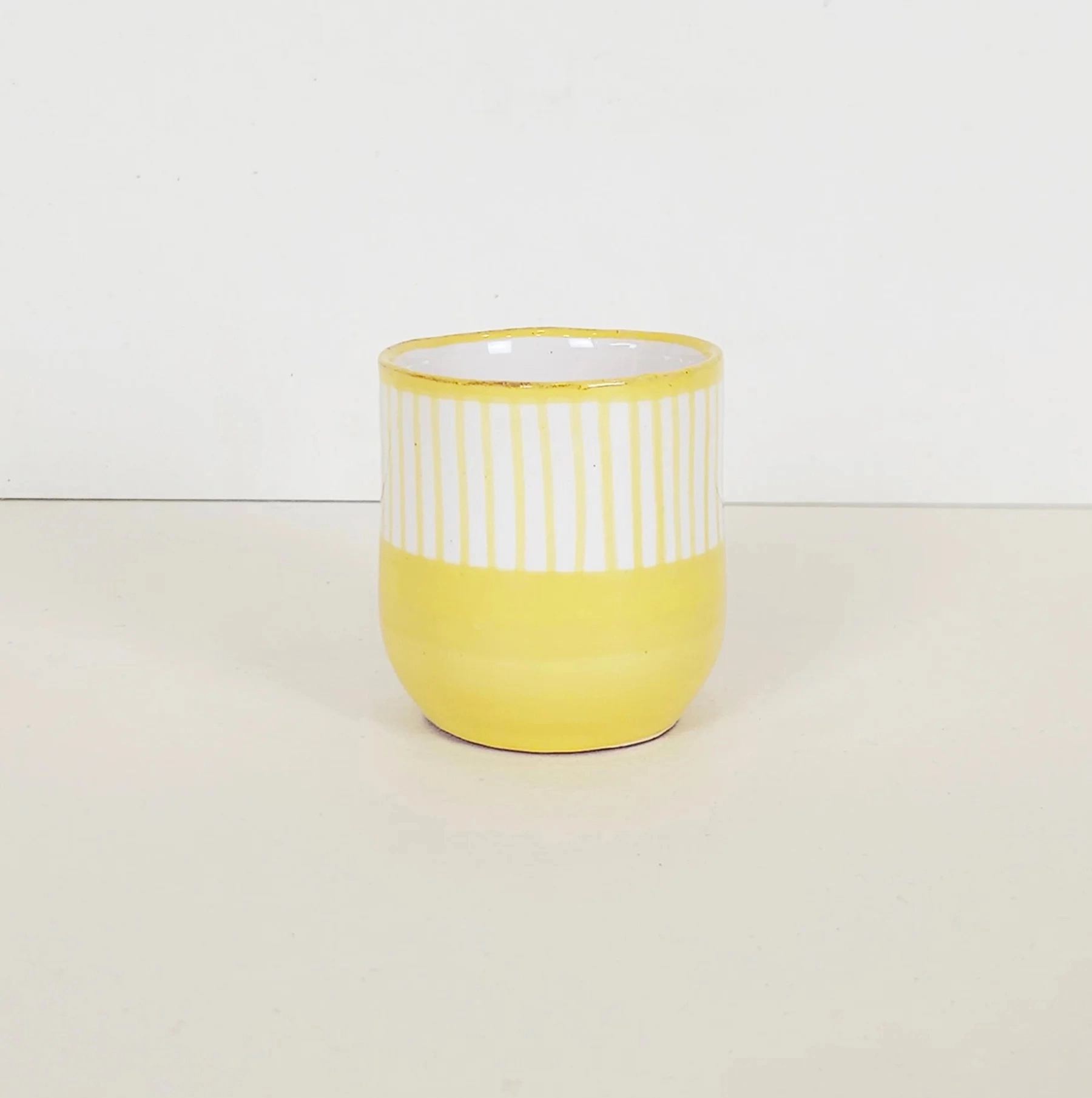 Dégustez un café dans nos petites tasses à café, amusez-vous à les combiner entres elles.
Chaque pièce est tournée à la main par notre potier, puis enduite d’un engobe (émail blanc) avant d’être décorée à main levée de nos motifs uniques, puis émaillée et cuite une seconde fois afin de révéler la profondeur des couleurs.
Chaque dessin est pensé pour s’associer aux autres motifs. Tous nos motifs sont imaginés et crées par et pour M3TISS et réalisés exclusivement pour la marque.
Diamètre 5,5 cm / Hauteur 6 cm