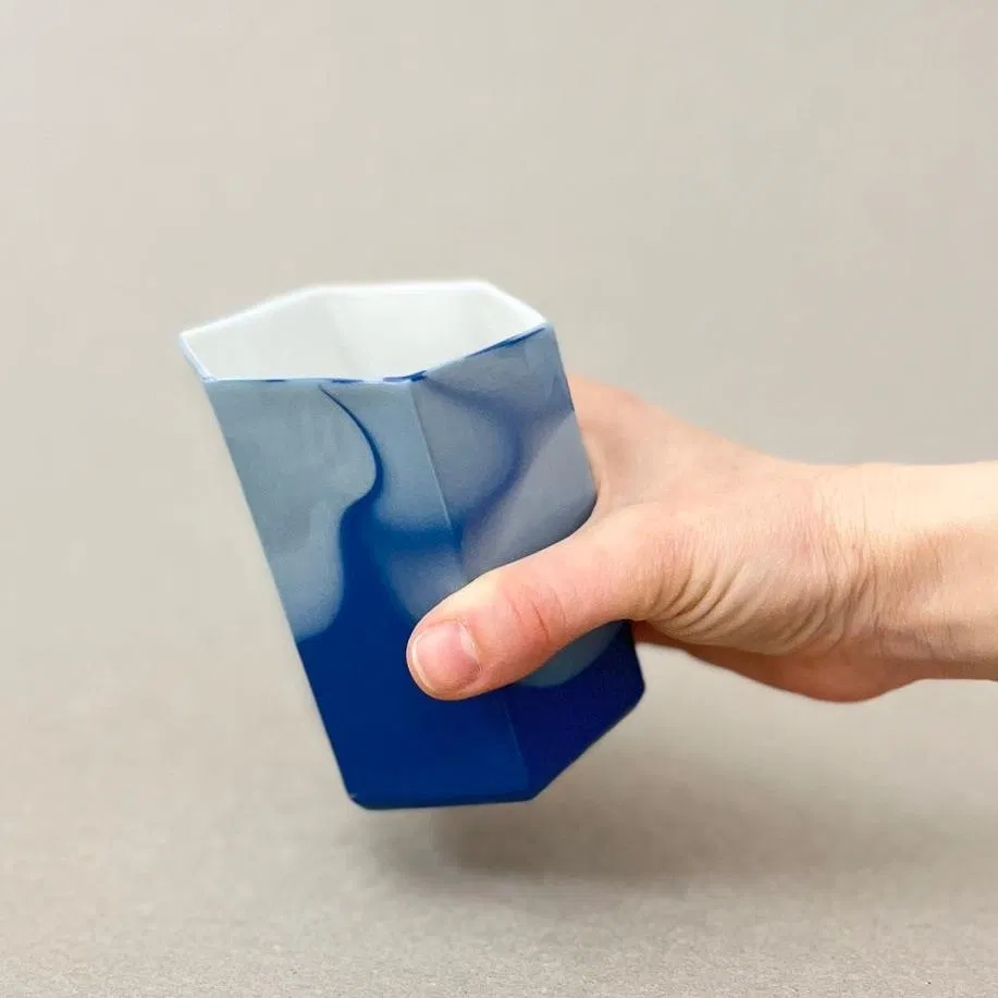 Porcelaine teintée dans la masse. Pièces à colorations variables. 8 x 12 x 8 cm. « Histoires d'eau » est un ensemble design de porcelaine contemporaine créé pour la salle de bain. Il comprend un porte-savon et un pot à brosse-à-dent. Ces délicates pièces de porcelaine allient des formes géométriques simples et des motifs organiques qui laissent rêveurs et font de chaque objet un tirage unique. Les objets de cette collection sont obtenus par coulage, un à un, à la main. L'aspect marbré qui se dessine délicatement à la surface provient de l'ajout d'une couleur directement dans la pâte de porcelaine au moment du coulage.