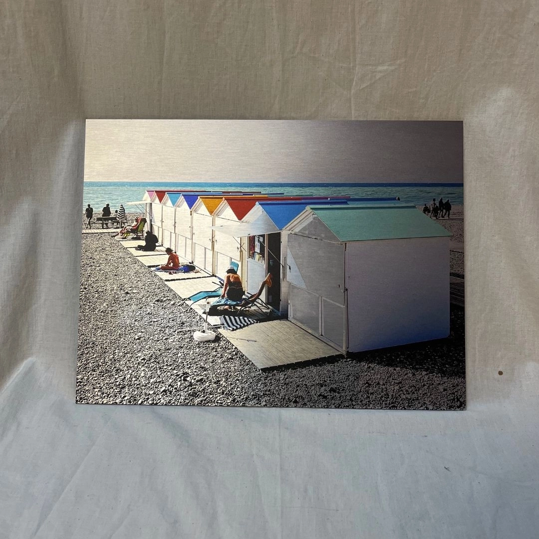 Les couleurs du Nord (30x40) Photo de cabines colorées au Tréport en Baie de Somme, mettant en valeur la perspective et les contrastes de couleurs.