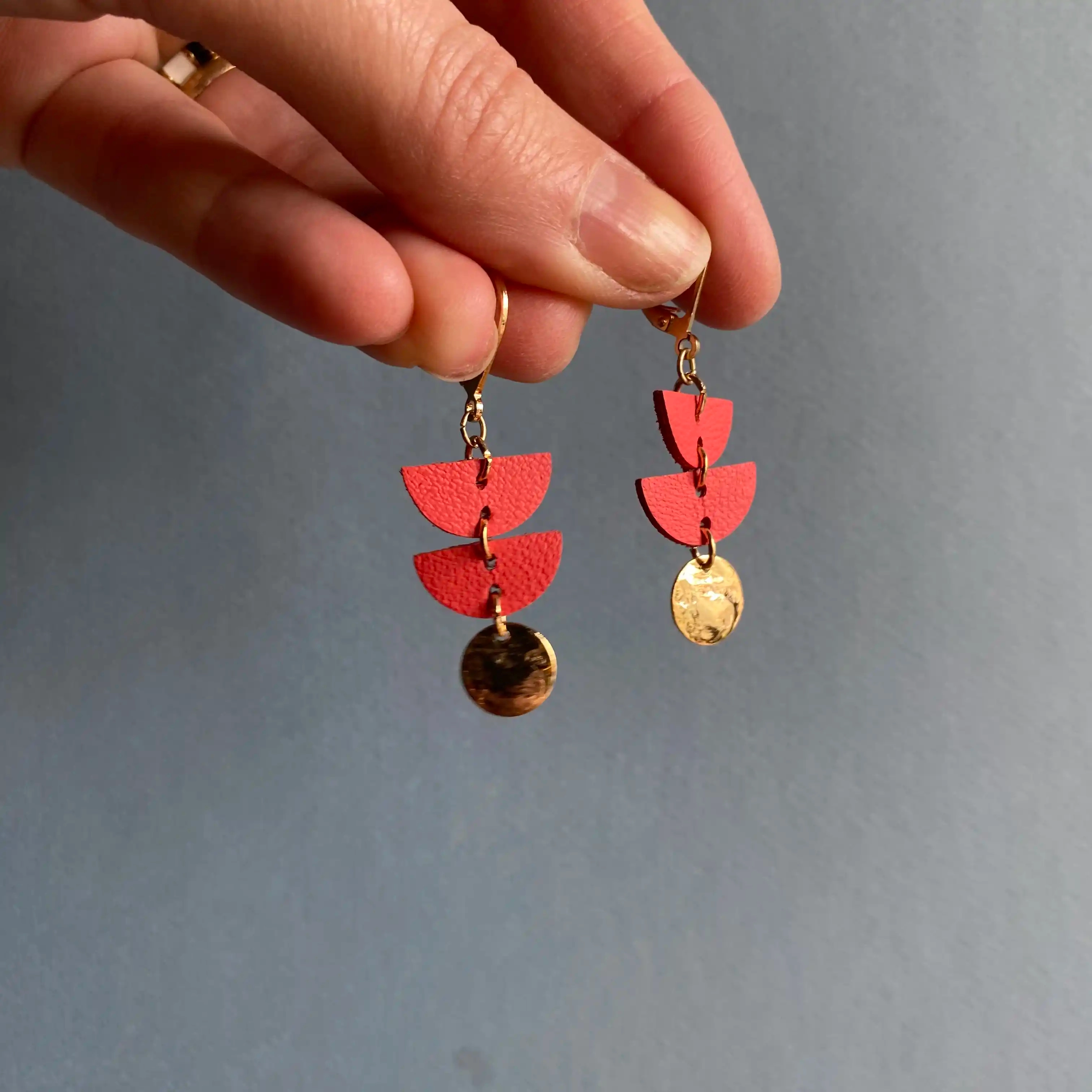 Boucles d'oreilles Mini Calder. Boucles d'oreilles pendantes en cuir et laiton