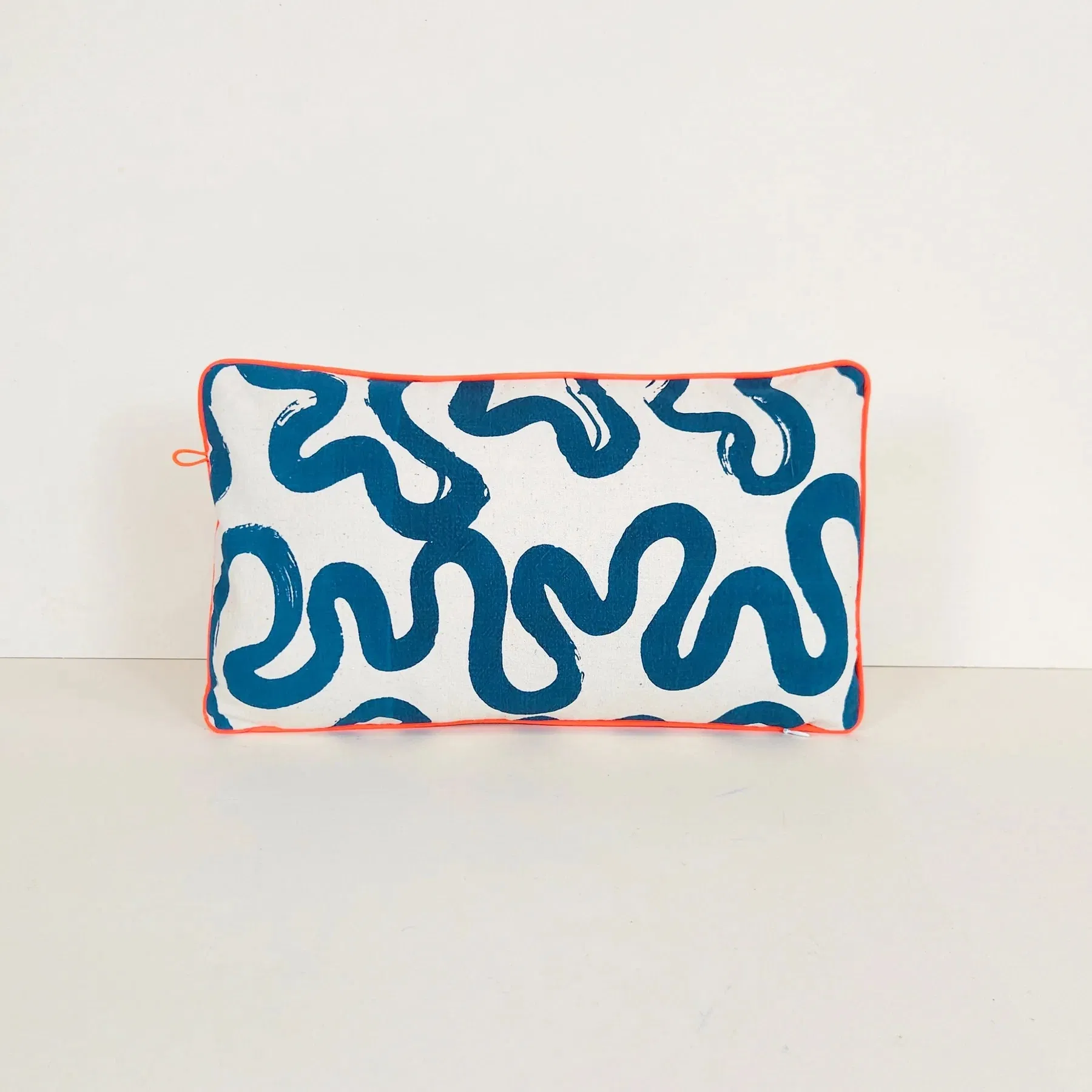 Chaque coussin est une pièce unique confectionnée à la main dans notre atelier-boutique Parisien.
Nous imprimons au cadre tous nos tissus avec la technique de la sérigraphie. Les tissus que nous utilisons sont des textiles anciens appelés « métis » et sont des draps épais faits de lin et coton. L’idée de faire du nouveau avec de l’ancien fait partie des piliers de M3TISS.
Après l’impression, place à la couture, réalisée aussi par nos soins.
Le recto-verso offre une variété de couleurs et de motifs, vous laissant la possibilité de créer des combinaisons personnalisées.
Tissu ancien appelé "métis" en coton et/ou lin. 30 x 50 cm.