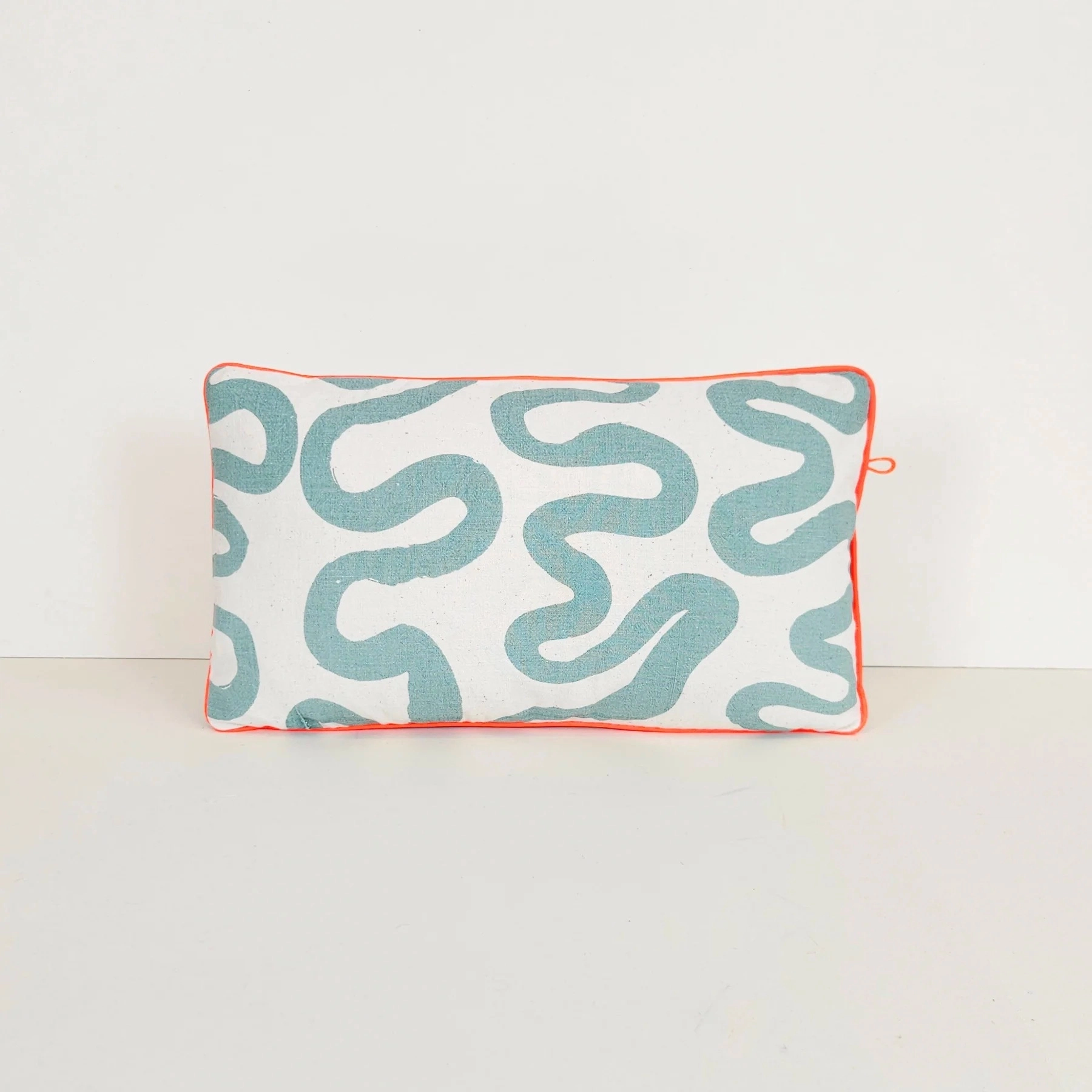 Chaque coussin est une pièce unique confectionnée à la main dans notre atelier-boutique Parisien.
Nous imprimons au cadre tous nos tissus avec la technique de la sérigraphie. Les tissus que nous utilisons sont des textiles anciens appelés « métis » et sont des draps épais faits de lin et coton. L’idée de faire du nouveau avec de l’ancien fait partie des piliers de M3TISS.
Après l’impression, place à la couture, réalisée aussi par nos soins.
Le recto-verso offre une variété de couleurs et de motifs, vous laissant la possibilité de créer des combinaisons personnalisées.
Tissu ancien appelé "métis" en coton et/ou lin. 30 x 50 cm.