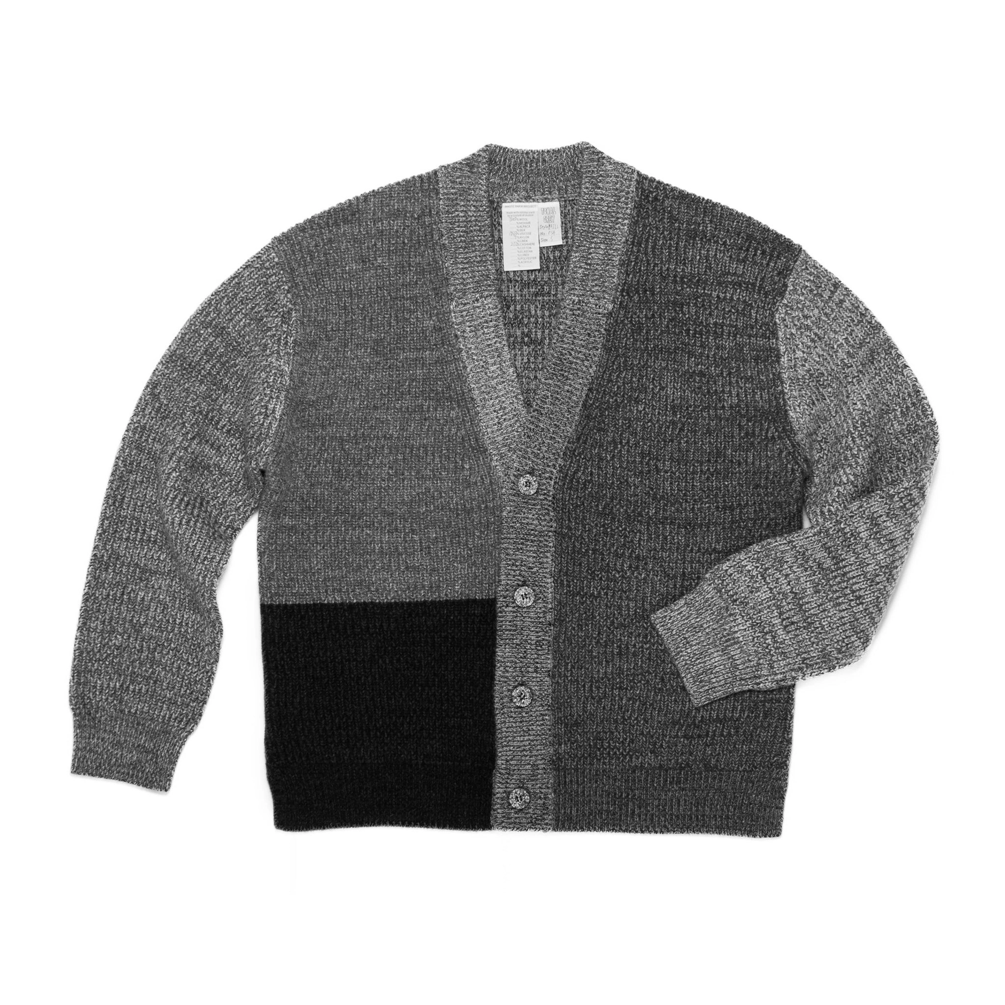 Cardigan tricoté taille S. PATTI est un cardigan à col en V avec une large patte de boutonnage façon patchwork.
Sa coupe droite et décontractée présente des épaules tombantes et des fentes sur les coutures latérales. Les boutons sont fabriqués à partir de plastique recyclé.
Le modèle est défini, mais les couleurs et le fil sont choisis par la roue de la fortune WYP, ce qui rend chaque pièce véritablement unique au monde.