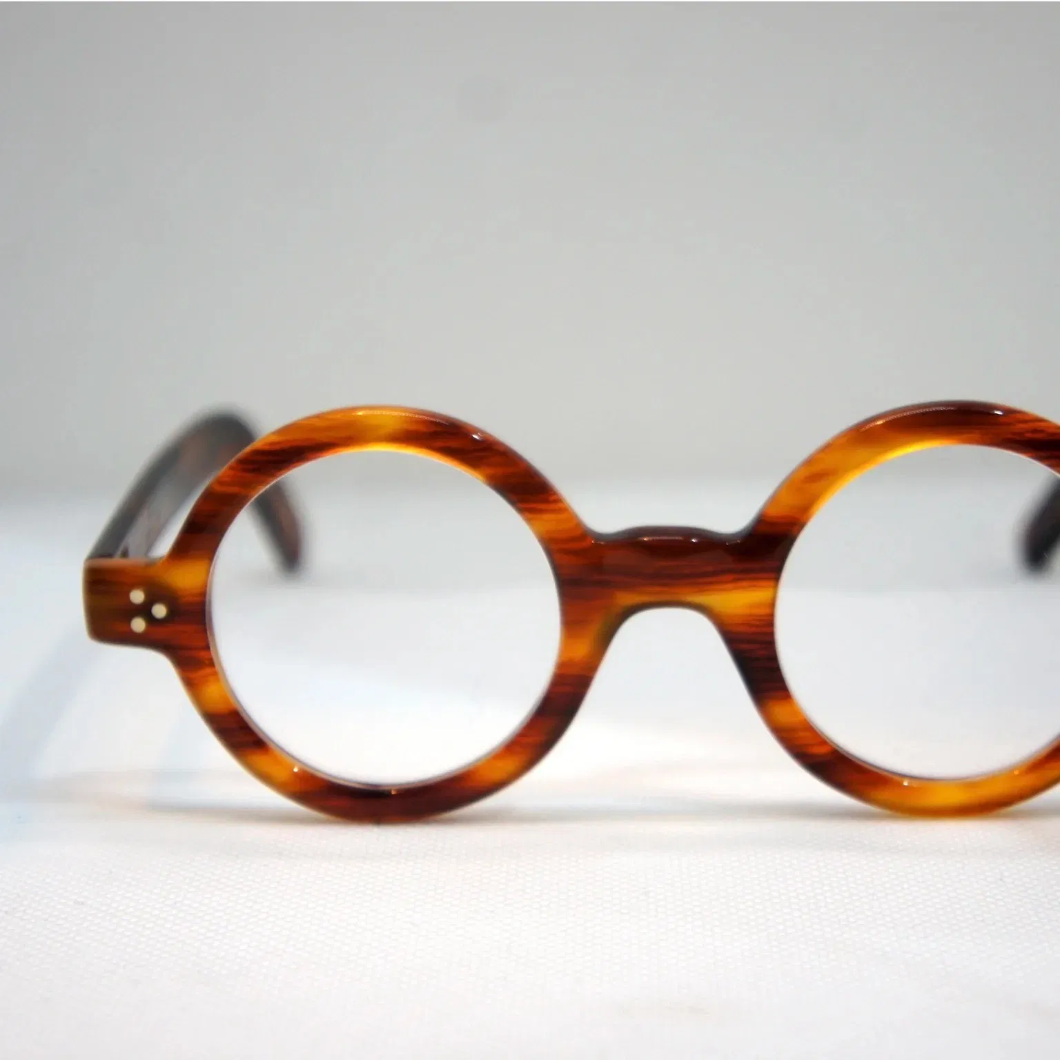 Monture optique et solaire mixte.
D’inspiration vintage, la forme ronde et épaisse, superbe avec sa charnière trois points, elle reste un style intemporel et nostalgique, comme la Pantos. Crée en 1996, Cette monture sera dans les premiers modèles de la collection Caroline Joo’.
Collection artisanale. Fabrication française à la main.