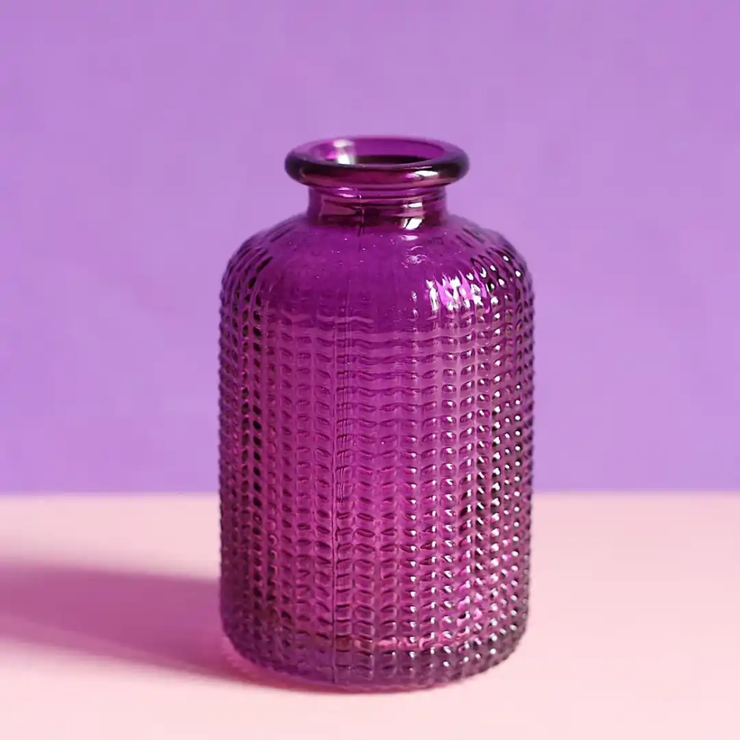 Vase en verre violet
Dimensions
Hauteur 10 cm
Diamètre du vase 5,5 cm
Diamètre d'ouverture 2,5 cm
