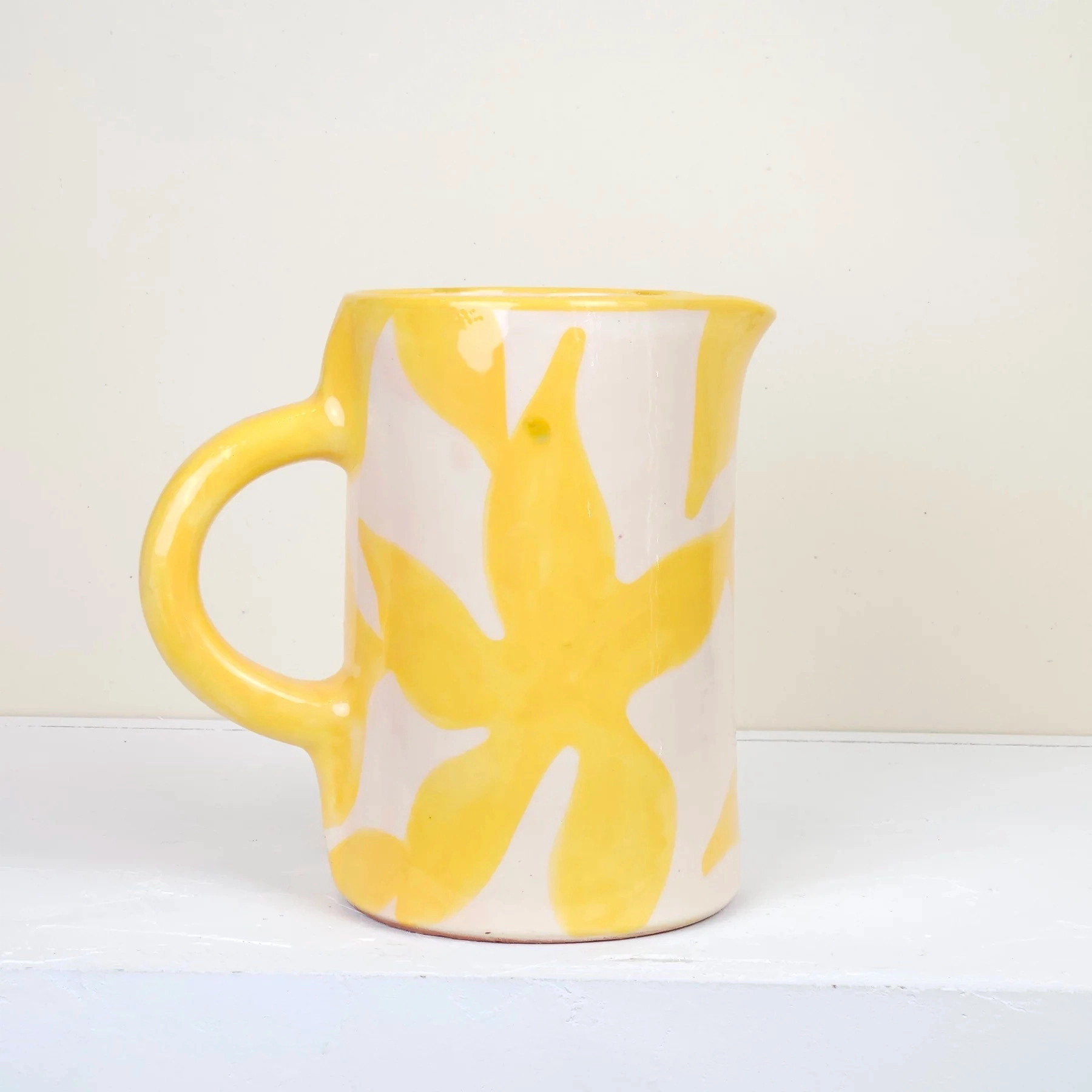 Tournée et peinte à la main par nos artisans, cette carafe dévoile un motif floral inspiré de l’érable japonais, délicat et plein de finesse.
Hauteur 25cm / Diamètre 12 cm