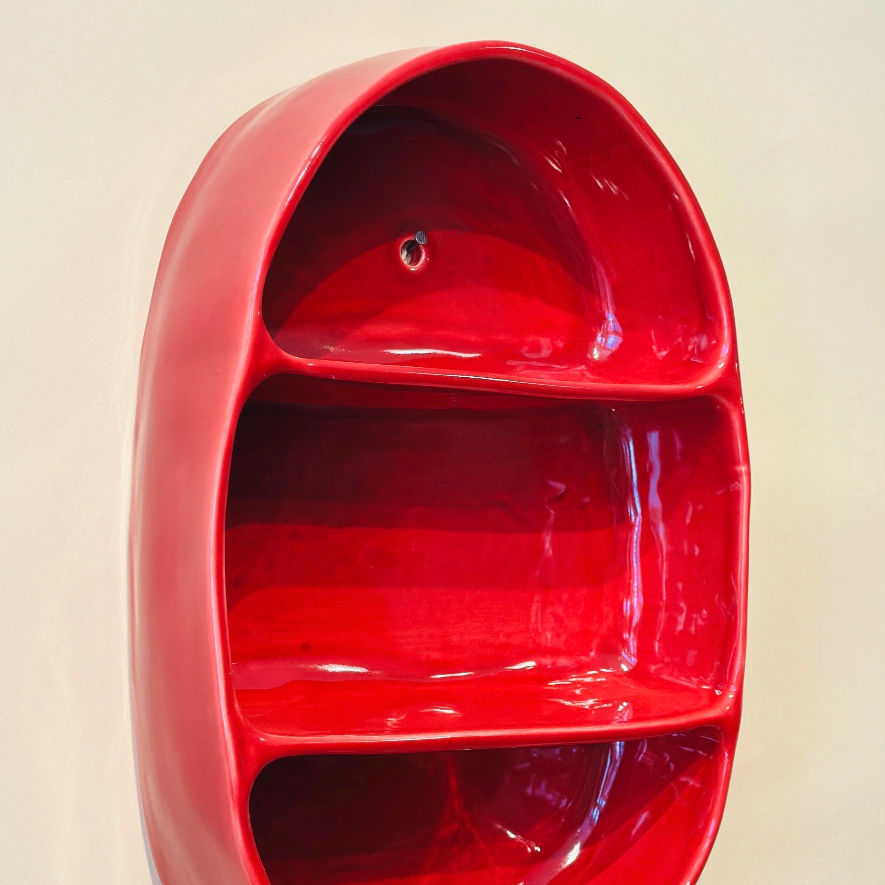 Étagère fabriquée à la main en faience. Émail blanc brillant. Sur Commande.