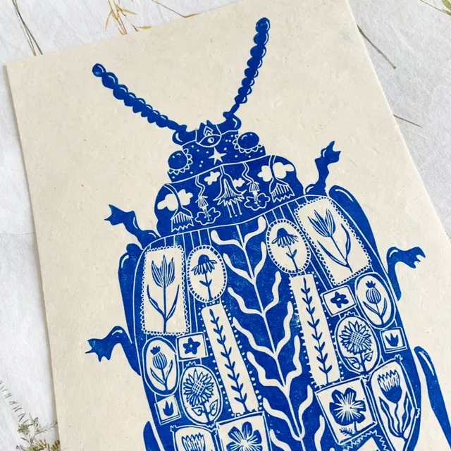 Linogravure "Insecte fleuri #8" inspirée de ma passion pour les insectes et pour les fleurs.
J'aime la délicatesse des petits motifs qui ornent le dos de ce scarabée exposition.
-Format A4
-Numérotée sur 50 (plusieurs coloris)
-Papier texturé Lokta 58gr/m2 fabriqué à la main au Népal
-Impression avec une encre à base d’huile émulsionnée à l’eau
-Signée manuellement et numérotée sur l’avant
-Titrée et datée au dos
-Chaque estampe est unique, il peut y avoir des variations avec la photo : cela fait la beauté de cette technique.
--
Le cadre n'est pas fourni