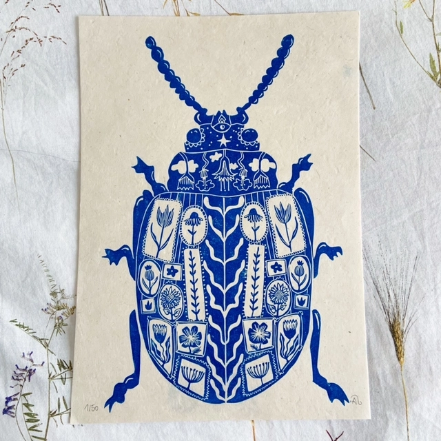 Linogravure "Insecte fleuri #8" inspirée de ma passion pour les insectes et pour les fleurs.
J'aime la délicatesse des petits motifs qui ornent le dos de ce scarabée exposition.
-Format A4
-Numérotée sur 50 (plusieurs coloris)
-Papier texturé Lokta 58gr/m2 fabriqué à la main au Népal
-Impression avec une encre à base d’huile émulsionnée à l’eau
-Signée manuellement et numérotée sur l’avant
-Titrée et datée au dos
-Chaque estampe est unique, il peut y avoir des variations avec la photo : cela fait la beauté de cette technique.
--
Le cadre n'est pas fourni