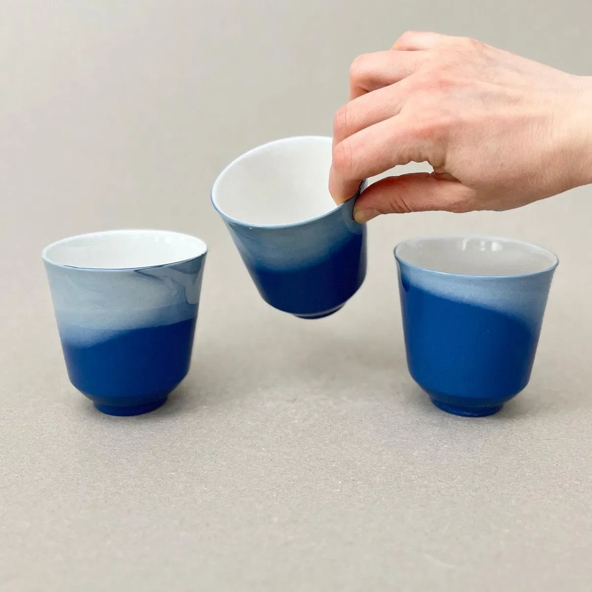 Porcelaine teintée dans la masse Pièces à colorations variables, bleu de Sèvres clair et foncé h: 9 cm, diam. 8 cm Le printemps arrive, les premiers rayons de soleil nous donnent envie de rire, de sortir et de se laisser aller à de douces rêveries. Le citron et la menthe accompagnent nos dimanches après-midi embrumés, une boisson partagée devient soudain une potion de guérison, un philtre d'amour. Autant de breuvages qui sont là pour nous rappeler que nous sommes en vie, et que c'est ça qui compte. Nos objets sont obtenus par coulage, un à un, à la main. Ils présentent chacun des particularités qui attestent de leur aspect artisanal. Nous proposons des pièces à caractère unique, ou en petite série. C'est pourquoi le stock est limité.