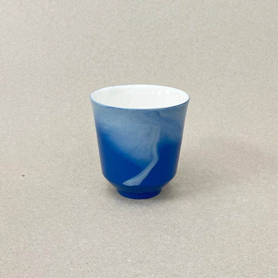 Porcelaine teintée dans la masse Pièces à colorations variables, bleu de Sèvres clair et foncé h: 9 cm, diam. 8 cm Le printemps arrive, les premiers rayons de soleil nous donnent envie de rire, de sortir et de se laisser aller à de douces rêveries. Le citron et la menthe accompagnent nos dimanches après-midi embrumés, une boisson partagée devient soudain une potion de guérison, un philtre d'amour. Autant de breuvages qui sont là pour nous rappeler que nous sommes en vie, et que c'est ça qui compte. Nos objets sont obtenus par coulage, un à un, à la main. Ils présentent chacun des particularités qui attestent de leur aspect artisanal. Nous proposons des pièces à caractère unique, ou en petite série. C'est pourquoi le stock est limité.