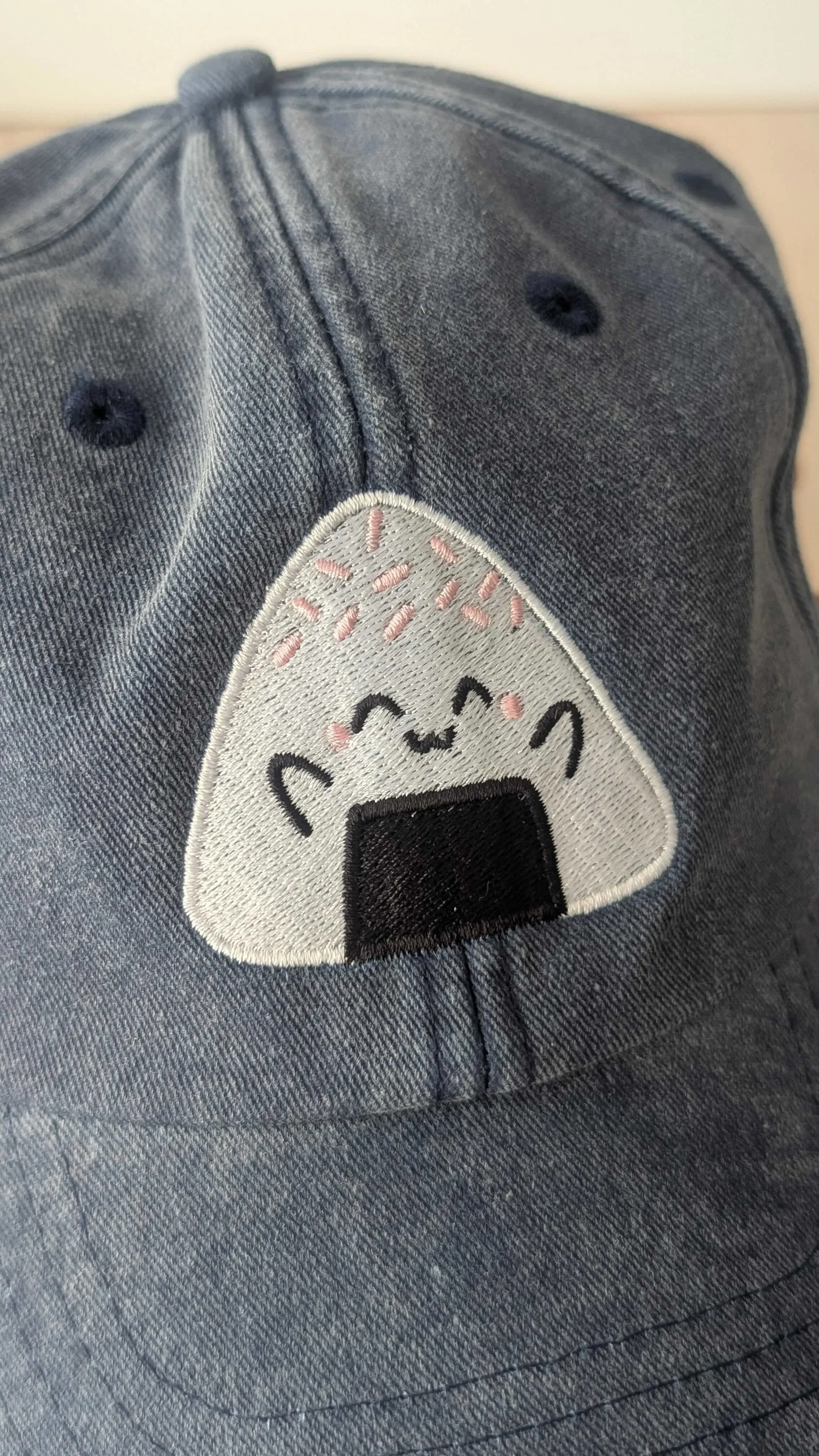 Casquette brodée Onigiri bleu jean foncé