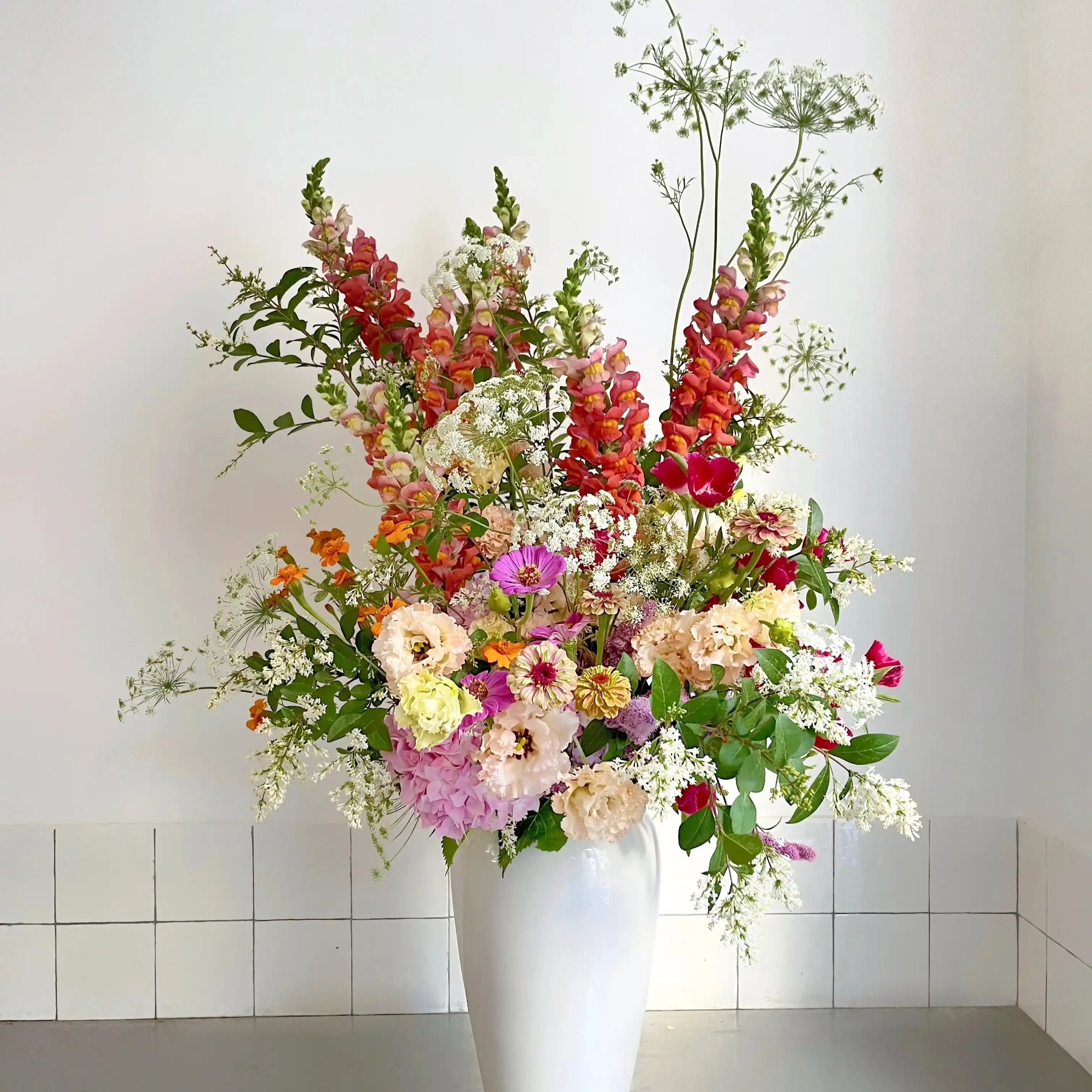 Pour le moment, Désirée livre exclusivement Paris intra-muros et la banlieue limitrophe. Ensemble, le bouquet et le vase mesurent environ 1,2 mètre de hauteur. Une livraison 100% garantie Une livraison aux petits oignons, ça ne s'improvise pas : chez Désirée, les destinataires sont systématiquement contactés (mais sans dire qu'ils vont recevoir un bouquet ni bien sûr de qui ça vient) pour nous assurer de leur présence et éviter les échecs de livraison. Vous avez une demande spécifique (couleurs, détails de livraison) ? Dites-nous tout dans le champ "commentaires" de la page panier ! Tous vos petits mots sont écrits à la main par de vrais humains, et nous mettons un point d'honneur à réaliser le bouquet de vos rêves en fonction des occasions ! Une composition de saison sur mesure Cet ensemble se compose d'un vase artisanal fabriqué à la main au Portugal et d'un bouquet de fleurs locales et de saison réalisé selon l'inspiration du jour par nos fleuristes. Ensemble, le bouquet et le vase mesurent environ 1,2 mètre de hauteur. Envie de couleurs en particuliers? Optez pour le pastel si vous aimez les teintes douces. Si vous préférez les couleurs franches et prononcées, choisissez plutôt l'option couleurs vives. Pas d'avis? Faites nous confiance, on adore vous surprendre ! Conçu pour se marier avec tous les intérieurs, l e vase est de couleur blanche . Pièces uniques , nos vases en céramique peuvent présenter de légères variations de couleur et de taille ainsi que des petites imperfections qui attestent de leur fabrication artisanale. Matière vivante, le grès ne doit pas être mis en contact direct avec les matières sensibles à l'humidité (bois par exemple). Des fleurs écoresponsables Tous nos bouquets sont écoresponsables : il contiennent 100% de fleurs de saison, issues d'exploitations visitées et sélectionnées pour leur approche raisonnable de la floriculture. Entre avril et octobre, ce bouquet est composé à 100% de fleurs produites en Ile-de-France. En hiver, les fleurs sont à 90 % françaises et à 10% produites dans la région de San Remo à la frontière italienne. Une envie d'en savoir plus sur notre démarche ? Découvrez les engagements de Désirée, fleuriste écoresponsable !