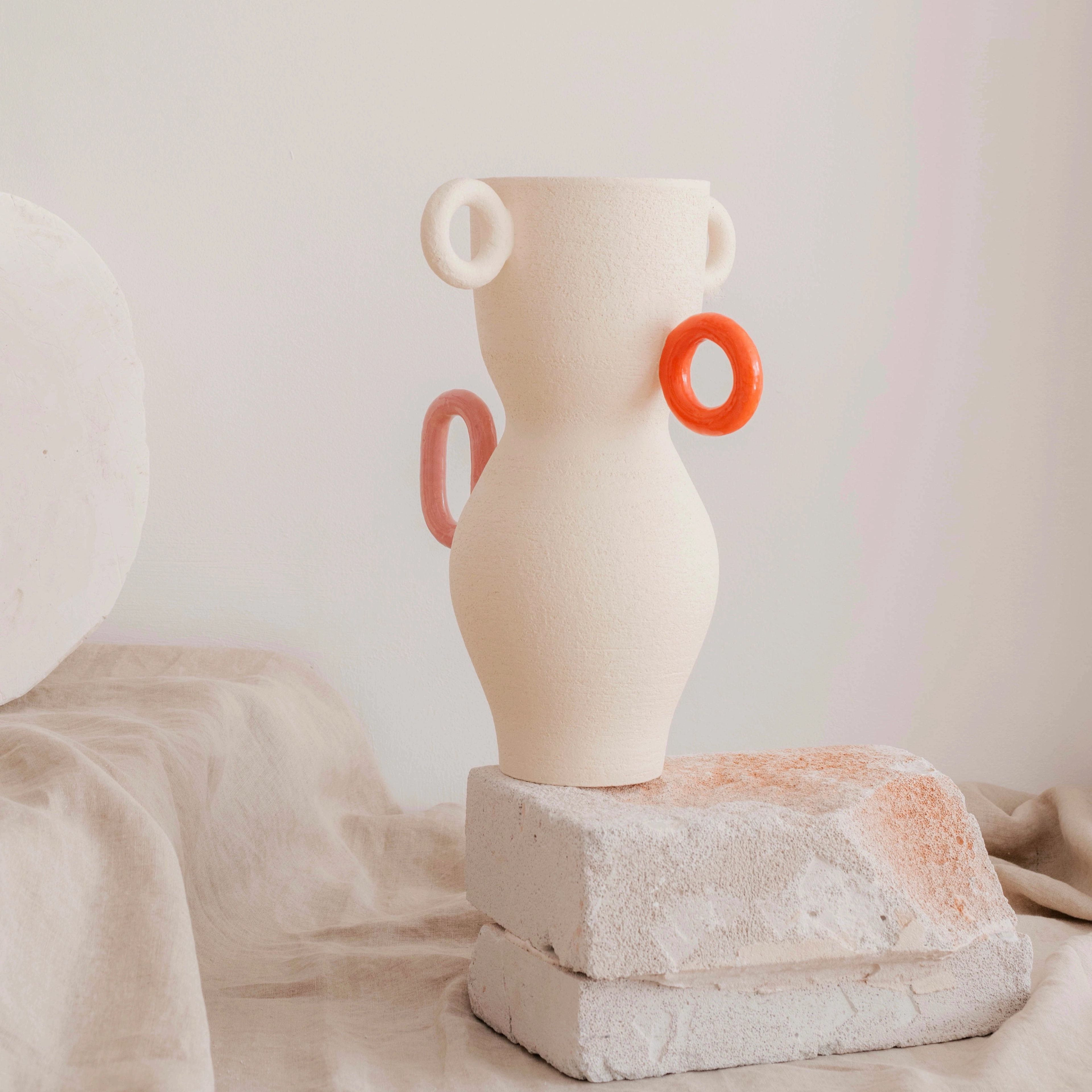 Grès blanc chamotté, intérieur et anses émaillées.
Exemplaire unique.
Largeur 22 cm
Hauteur 31 cm