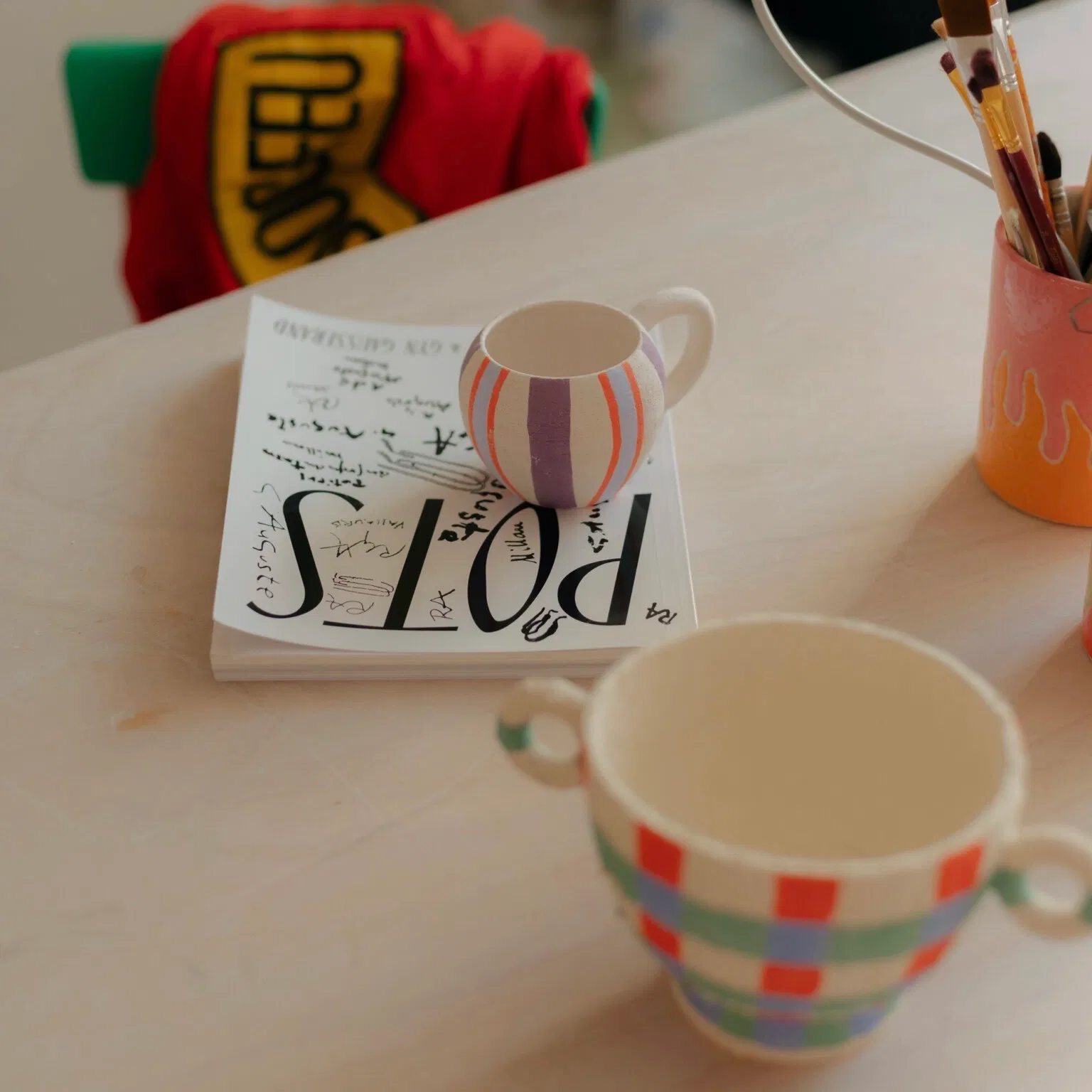 Accessible aux débutants ou aux initiés, cette initiation vous permettra de créer une pièce unique.
Vous découvrirez les différentes techniques du façonnage à la main — pincé, colombin, plaque — pour créer votre mug, bougeoir, sculpture, etc.
Les pièces seront ensuite cuites et émaillées. Vous pourrez venir les récupérer un mois plus tard.
2h30.
6 places maximum