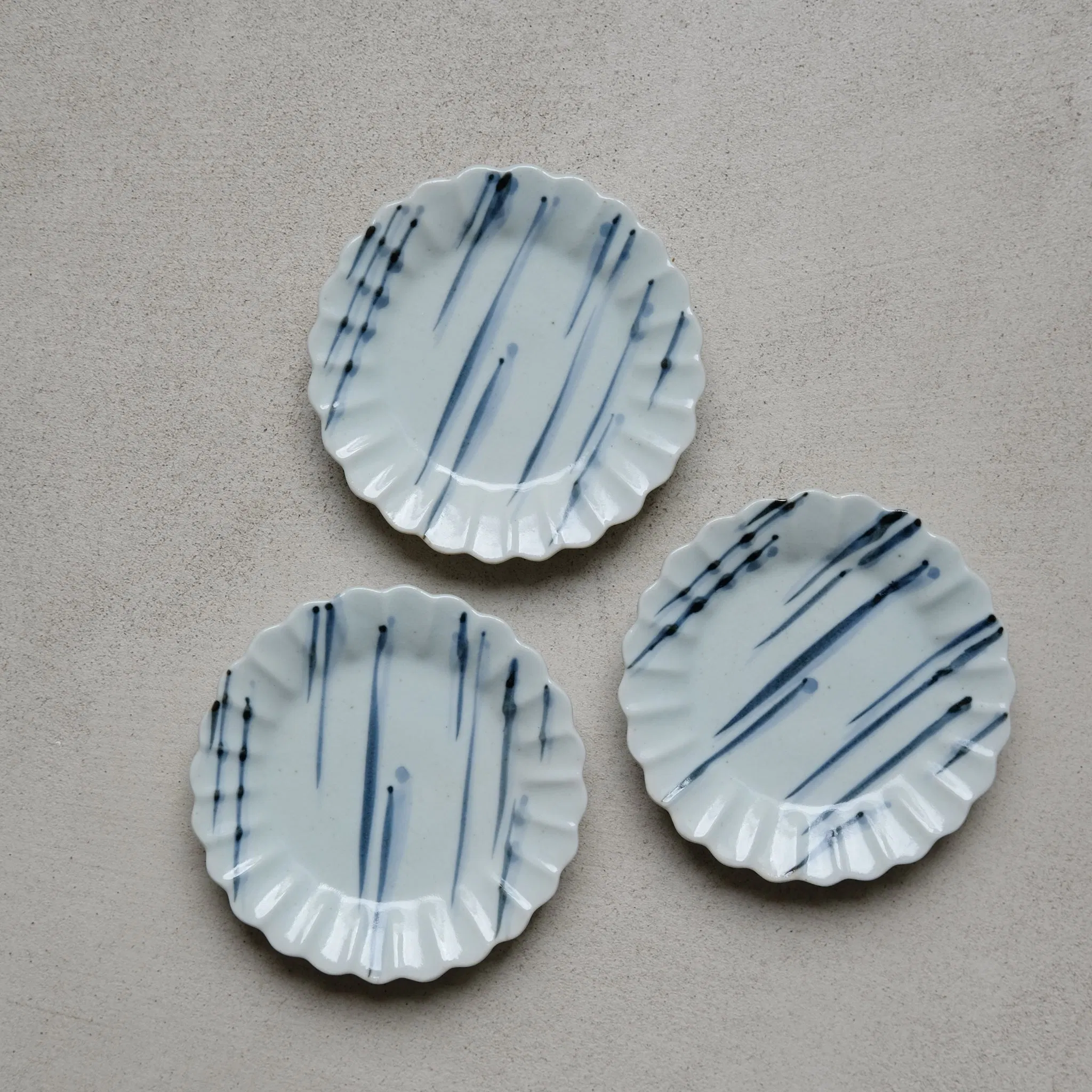 Assiette en porcelaine peinte "Lignes" D 11cm Chrysanthème