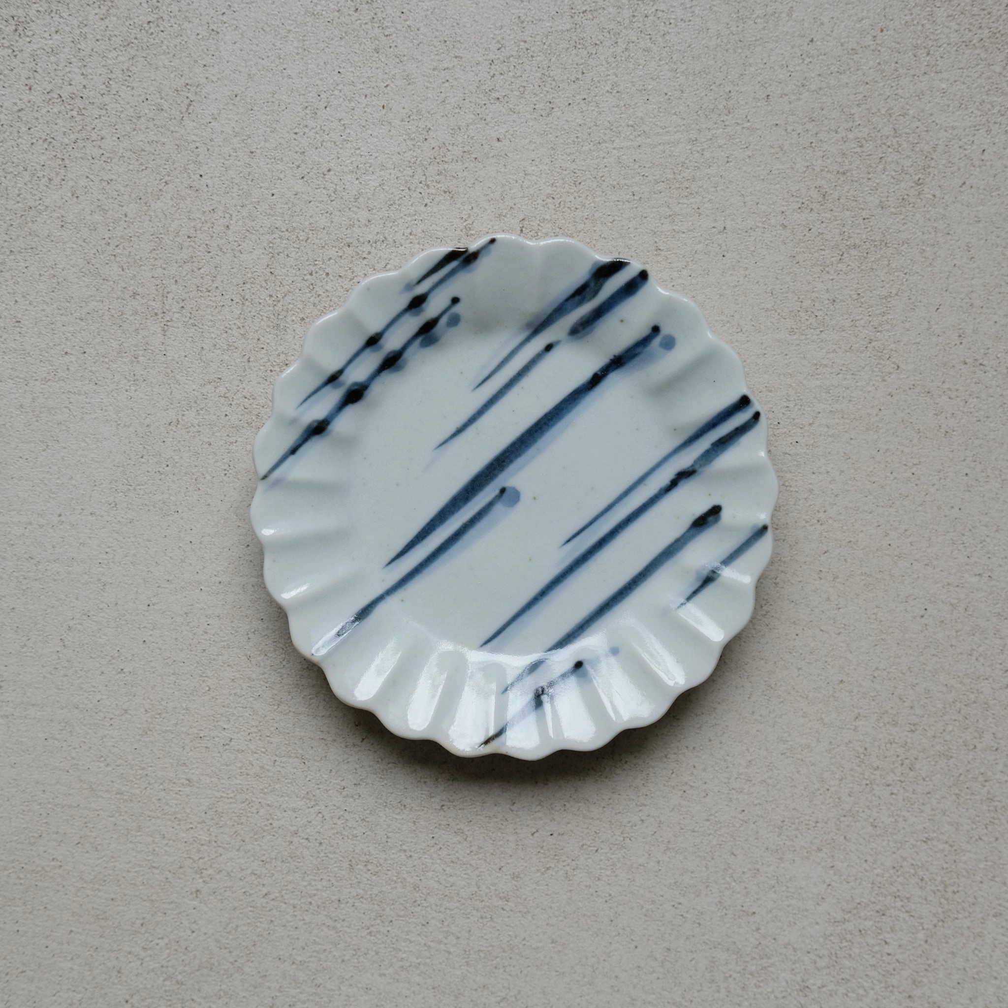 Assiette en porcelaine peinte "Lignes" D 11cm Chrysanthème