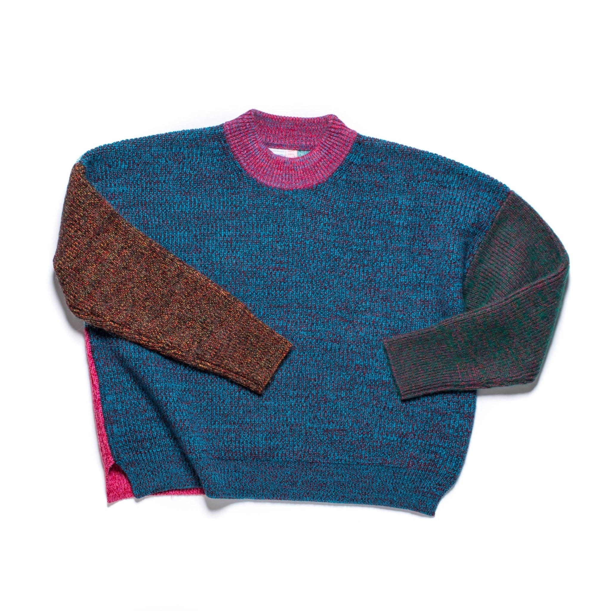 Pull tricoté taille L. LÆRKE est un pull court à col montant.
Sa coupe carrée et décontractée présente des épaules tombantes et des fentes de chaque côté.
Le modèle est défini, mais les couleurs et le fil sont choisis par la roue de la fortune WYP.
Ainsi, chaque pièce est vraiment unique au monde !