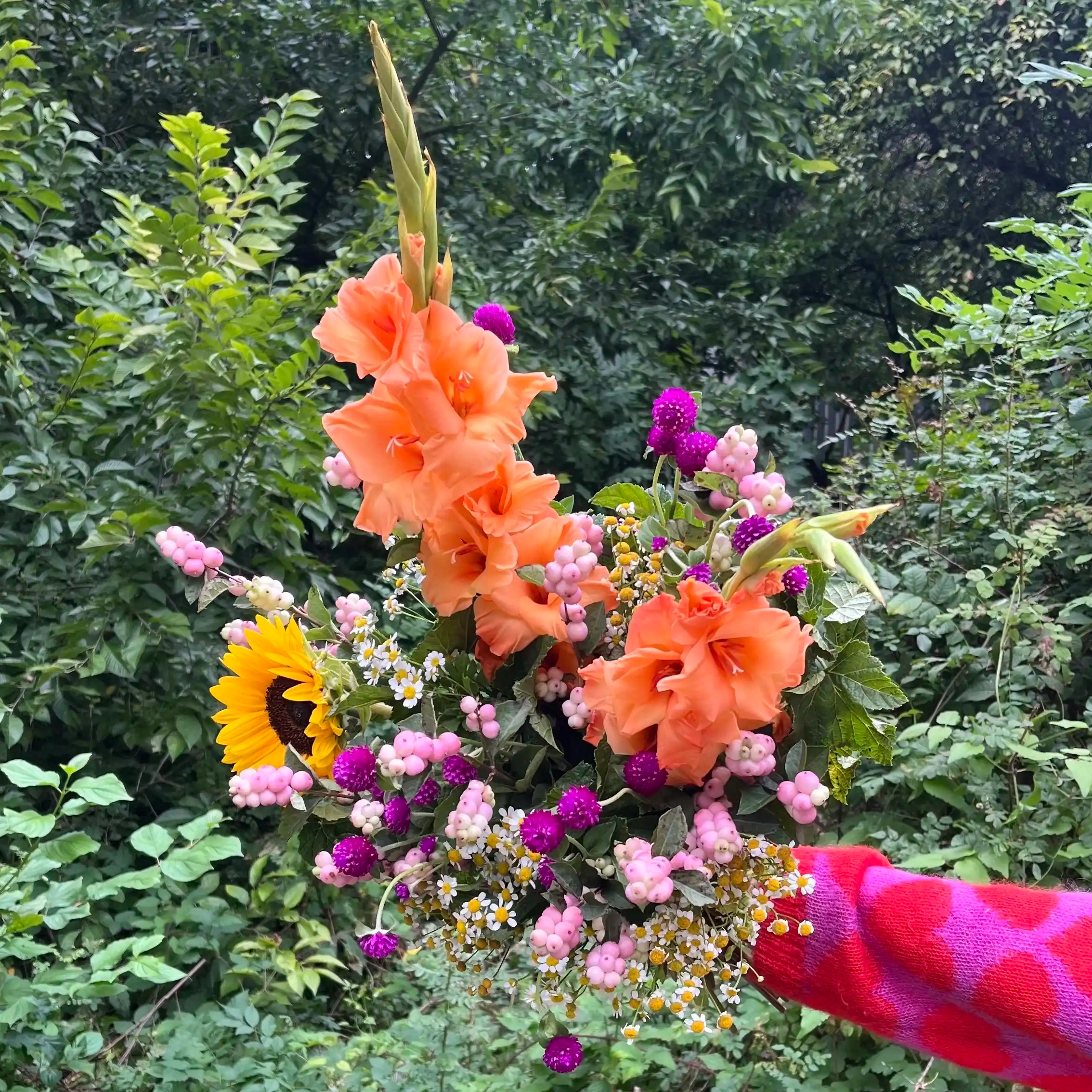 Bouquet de fleurs locales de saison qui présente un style champêtre et déstructuré. À partir de €25