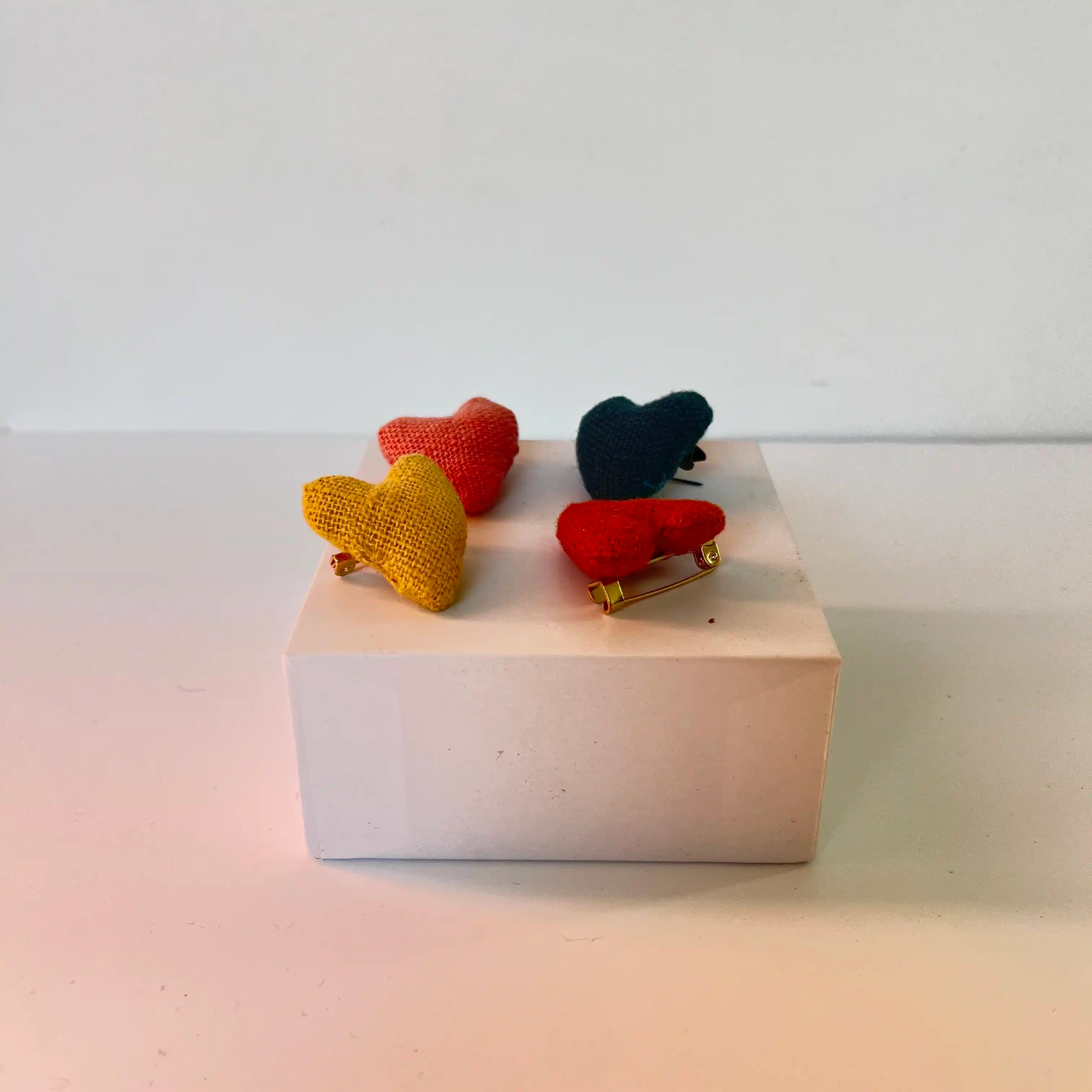 Broches coeur en lin , environ 3cm