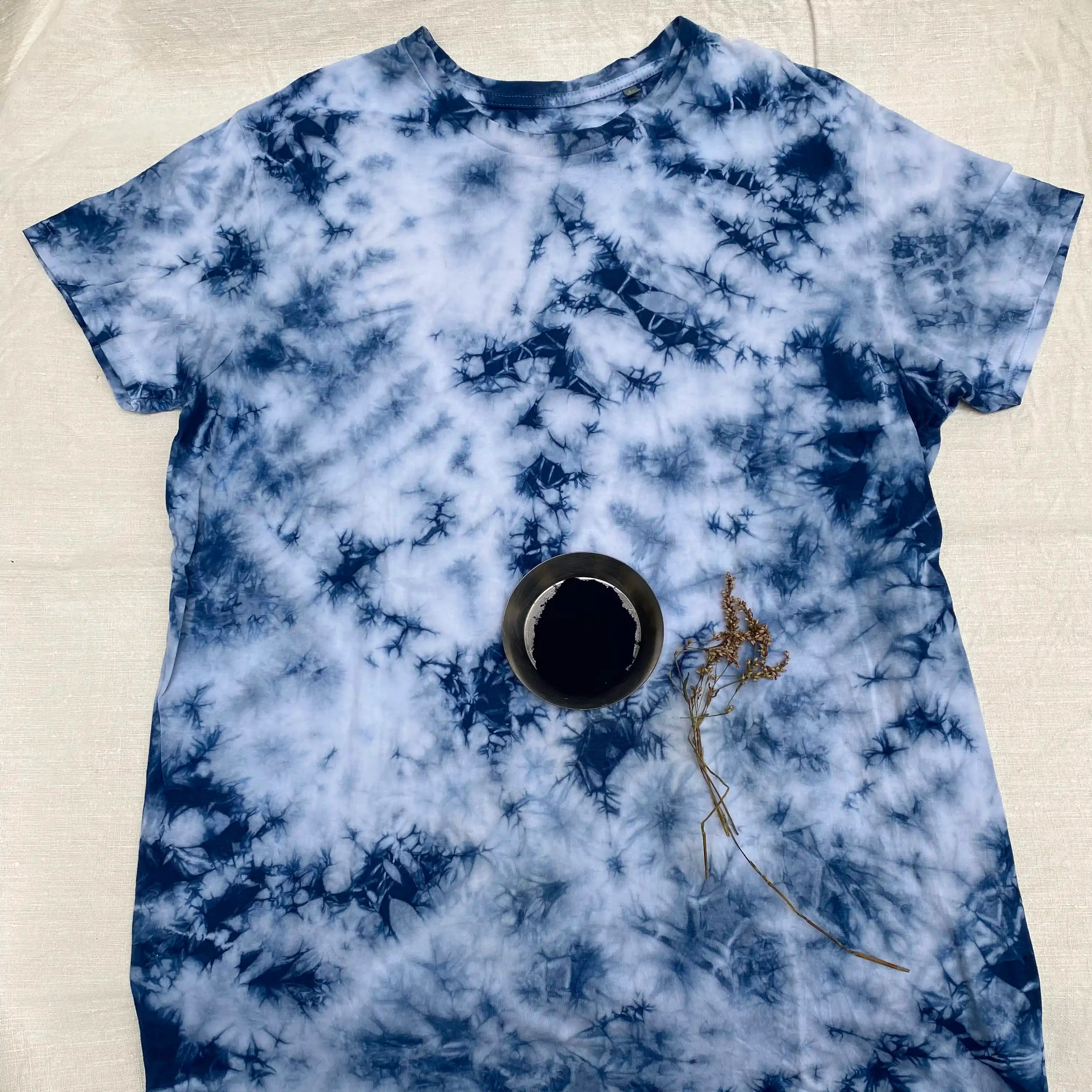 T-shirt imprimé en sérigraphie et avec teinture végétale aux extraits de mûriers, garance et campeche