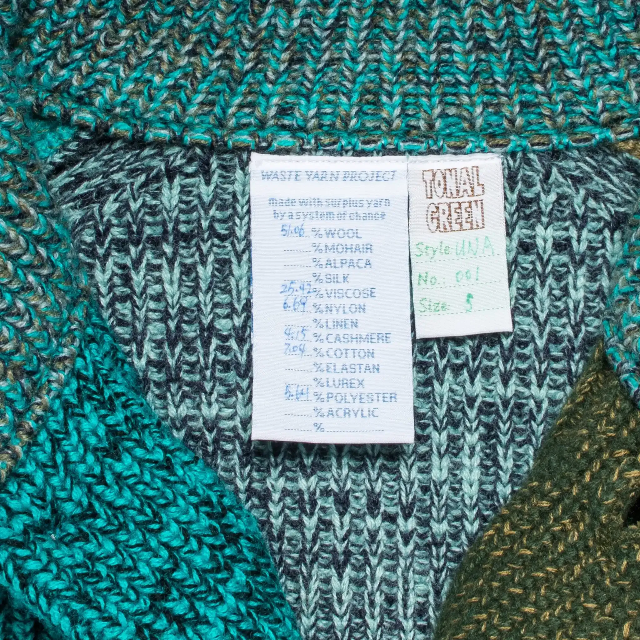 Veste/cardigan tricoté taille S. UNA est un parfait mélange entre une veste et un cardigan, avec un col et des poignets boutonnés.
Elle présente des fentes sur les coutures latérales pour une coupe droite et structurée. Les boutons sont fabriqués à partir de plastique recyclé.
La couleur et le fil sont choisis par la roue de la fortune WYP, ce qui rend chaque pièce véritablement unique au monde.