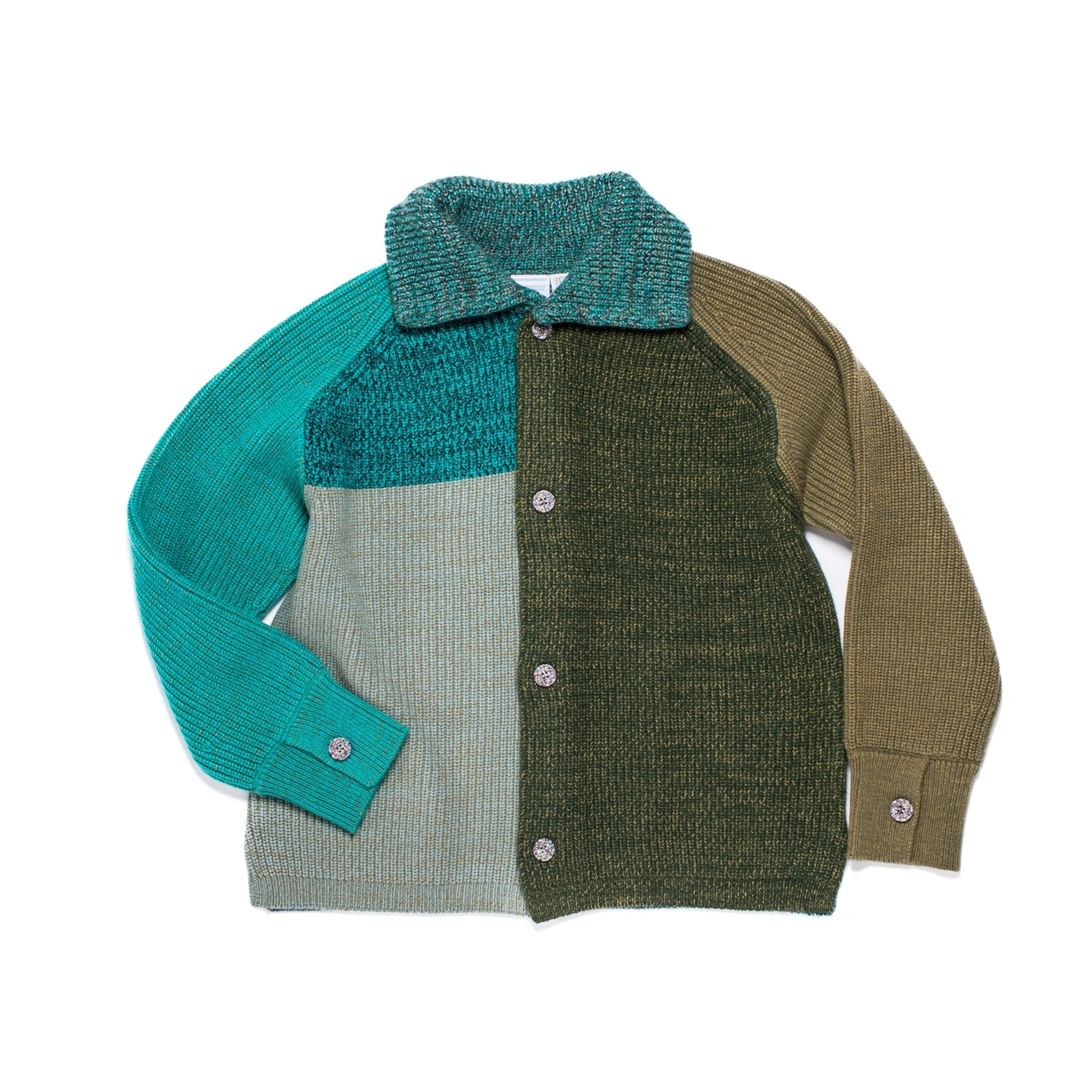 Veste/cardigan tricoté taille S. UNA est un parfait mélange entre une veste et un cardigan, avec un col et des poignets boutonnés.
Elle présente des fentes sur les coutures latérales pour une coupe droite et structurée. Les boutons sont fabriqués à partir de plastique recyclé.
La couleur et le fil sont choisis par la roue de la fortune WYP, ce qui rend chaque pièce véritablement unique au monde.