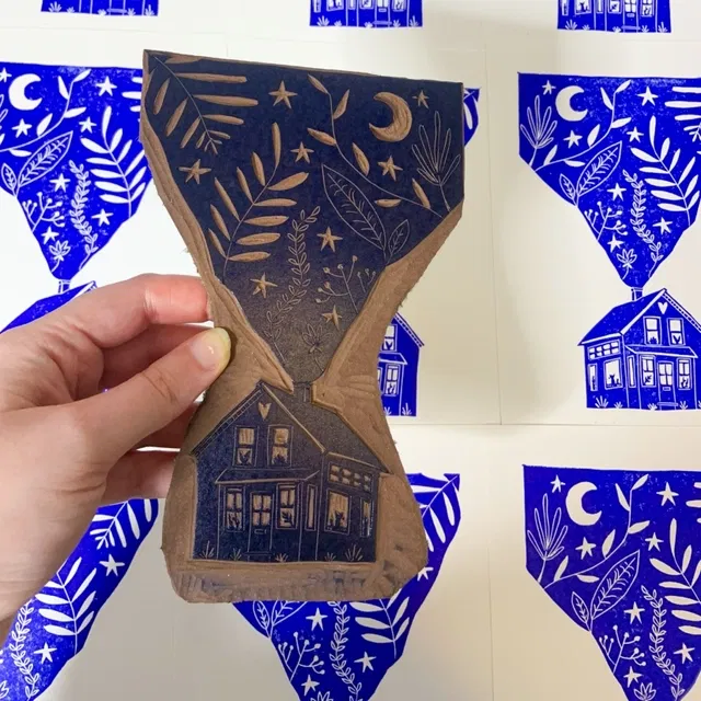 La plus jolie des cabanes au fond des bois.
-Format A5
-Réédition 2024 numérotée sur 50 exemplaires
-Papier extraweiss sans acide 170 gr/m2
-Impression avec une encre bleue outremer
-NumĂ©rotĂ©e et signĂ©e manuellement sur lâavant
-Titrée et datée au dos
-Chaque estampe est unique, il peut y avoir des variations avec la photo : cela fait la beauté de la linogravure.
--
Le cadre n'est pas fourni