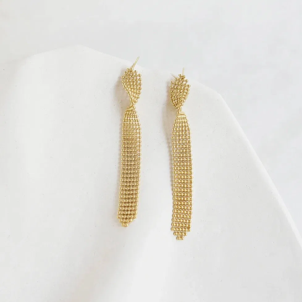 Deia puise son inspiration dans l’organique, de la flore marine aux végétaux grimpants. Chaque pièce est une surprise: lors du façonnage, les éléments fusionnent toujours de manière différente et génèrent de nouvelles formes aux contours aléatoires. Cette singularité précieuse se décline sur chaque bijou, avec des pièces souples qui épousent les courbes du corps et d’autres plus sculpturales. Une collection poétique et subtile.
Matériaux : laiton doré à l'or fin recyclé 24 carats, couleur laquée
Dimensions : L 7,9 cm, l 1cm
Poids: 4,48g
Tous nos bijoux sont garantis 2 ans
Pensées et fabriquées main à Paris
Livrées dans leur packaging individuel écologique.
Conseils d'entretien : évitez le contact avec l'eau et le parfum afin que le bijou conserve son éclat
Nos matières premières sont soigneusement sélectionnées et sans risques pour votre santé : elles ne contiennent ni plomb, ni nickel, ni cadmium, conformément à la législation.