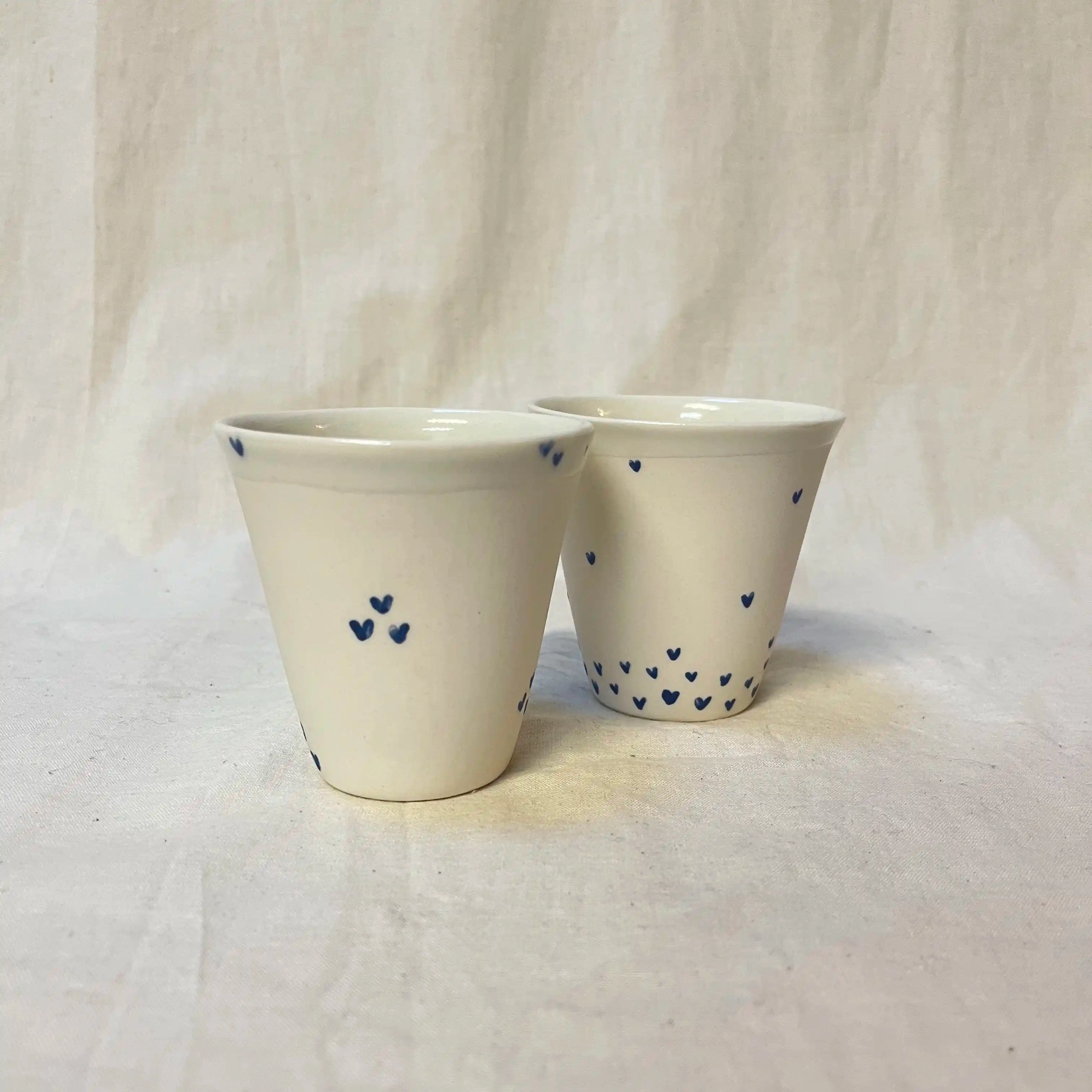 Tasse en porcelaine moulée. Diamètre 8 cm, hauteur 8,5cm. Décors à l’engobe