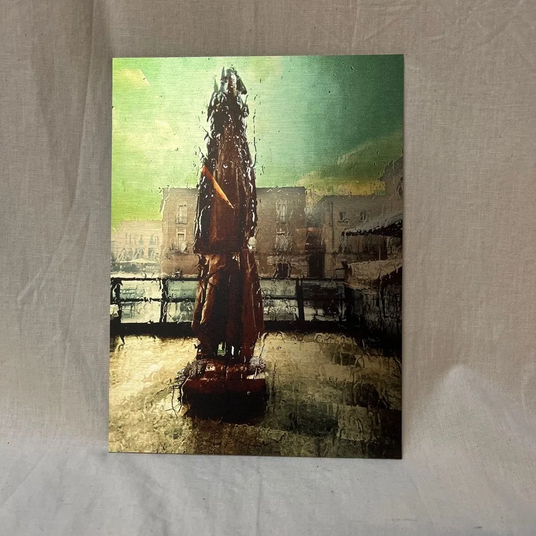 Pluie (22x30) Photo inspirée par la pluie, capturant l’effet des gouttes d’eau sur la vitre, jouant sur la lumière et l’ombre pour créer une atmosphère unique.