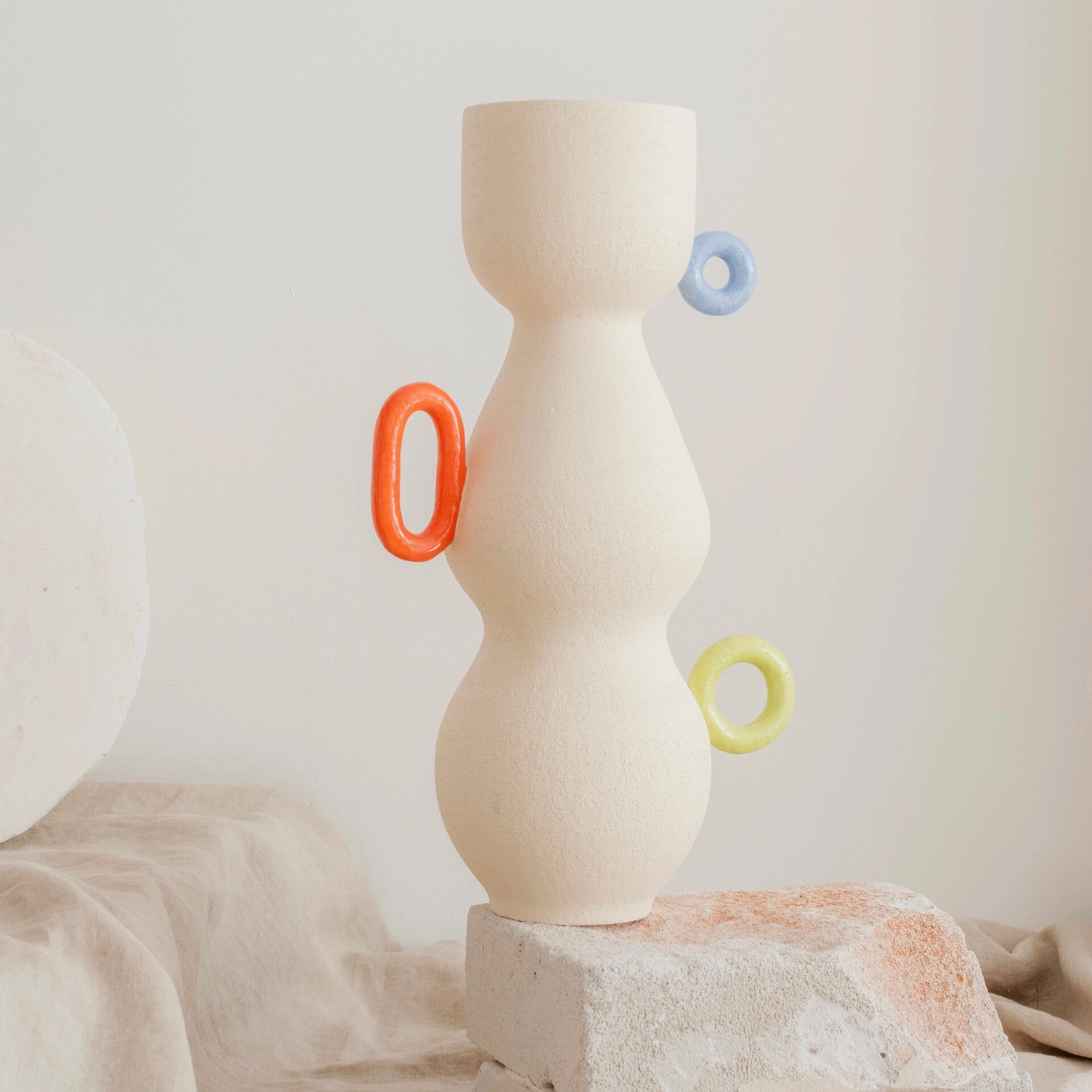 Grès blanc chamotté, intérieur et anses émaillées.
Exemplaire unique.
Largeur 18 cm
Hauteur 41 cm